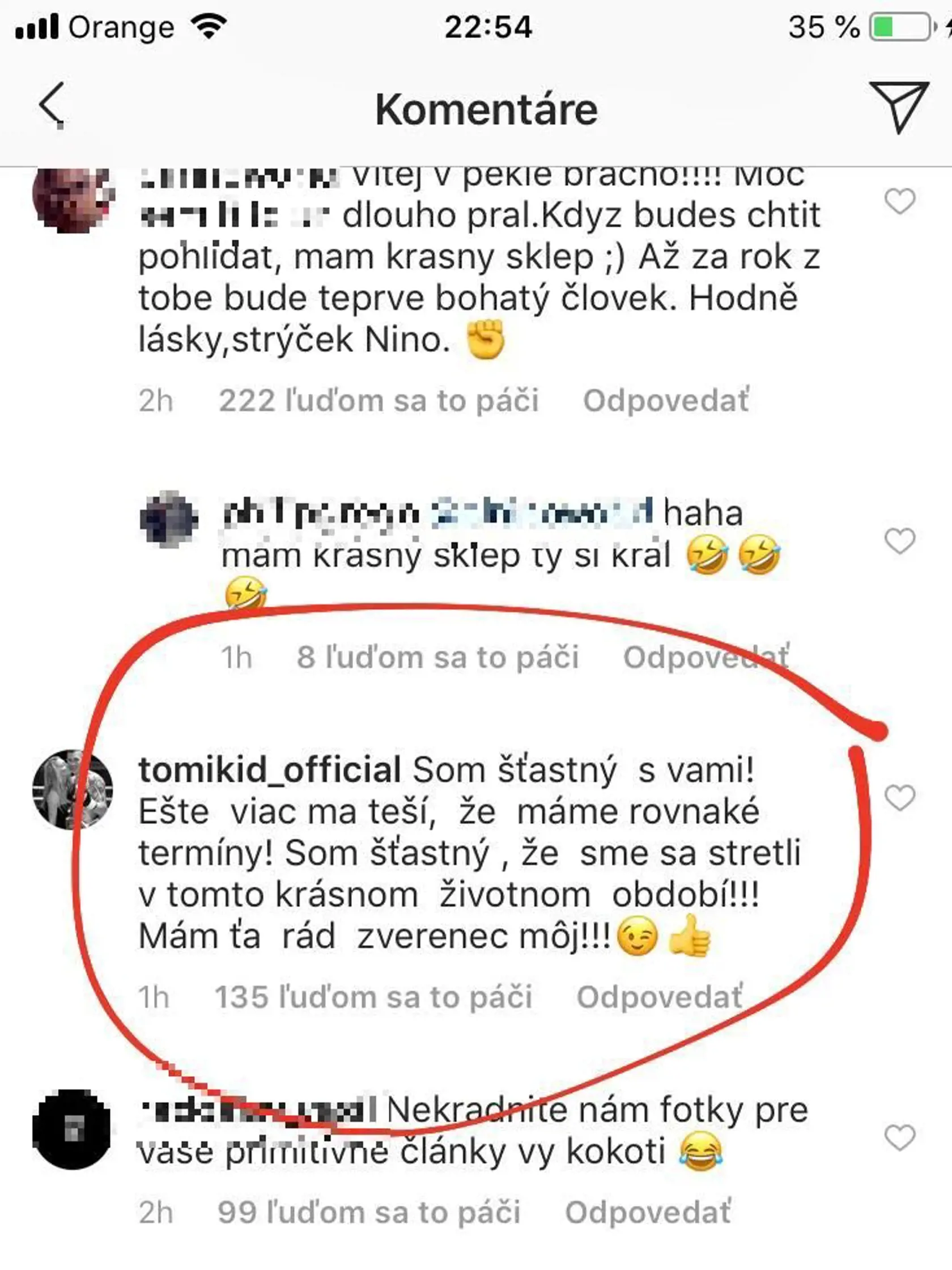 Keď raper na Štedrý deň priznal, že bude otcom, pod jeho príspevkom sa objavil aj koment od jeho dobŕeho kamaráta Tomiho Kida Kovácsa, ktorý s manželkou Dominikou čaká druhé spoločné dieťa. Tá by mala byť podľa našich informácií zhruba v 4. mesiaci a keďže priznal, že s Jasminou majú rovnaký termín, Alagič rozhodne tým pádom nie je na začiatku tehotenstva a teda už určite prešla kritický prvý trimester.