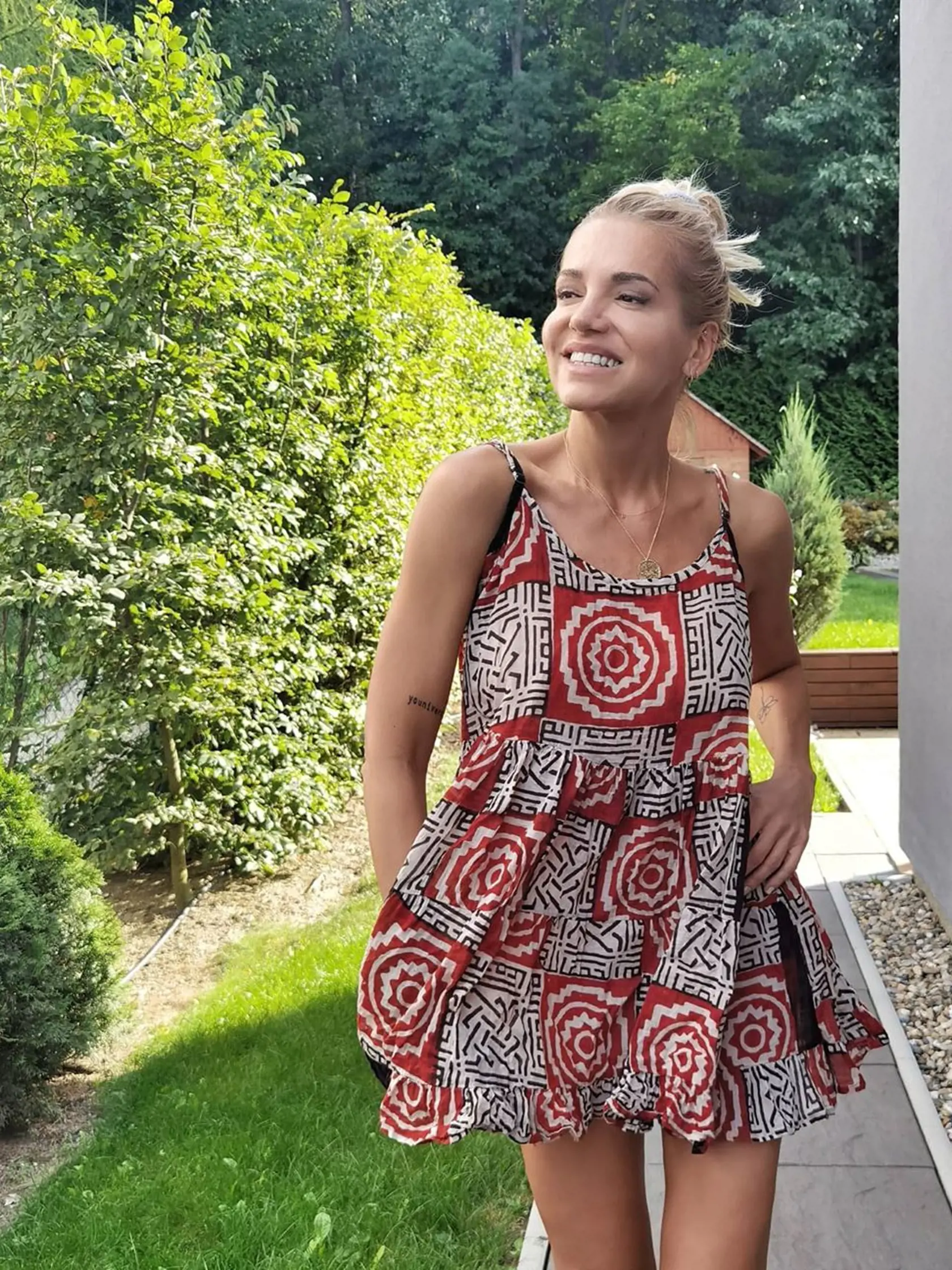 „Väčšie prsia dokážu žene zdvihnúť sebavedomie a aj v prípade môjho nosu, ktorý som si nechala "opraviť", išlo o vyriešenie rovnice fotogenickejšieho tvaru, nie získania väčšieho množstva sebelásky. V tvári nemám ŽIADNE výplne - ako mi stále niekto prisudzuje/vyčíta. Mám "naducané tváričky" aj keď schudnem tie svoje posuvné tri kilá, čo sa mi konečne podarilo až teraz. Áno, medzi obočie IBA si raz za tri mesiace nechávam pichnúť botox. Ostatné vrásky nechávam žiť v mieri,“ priznala Dara.