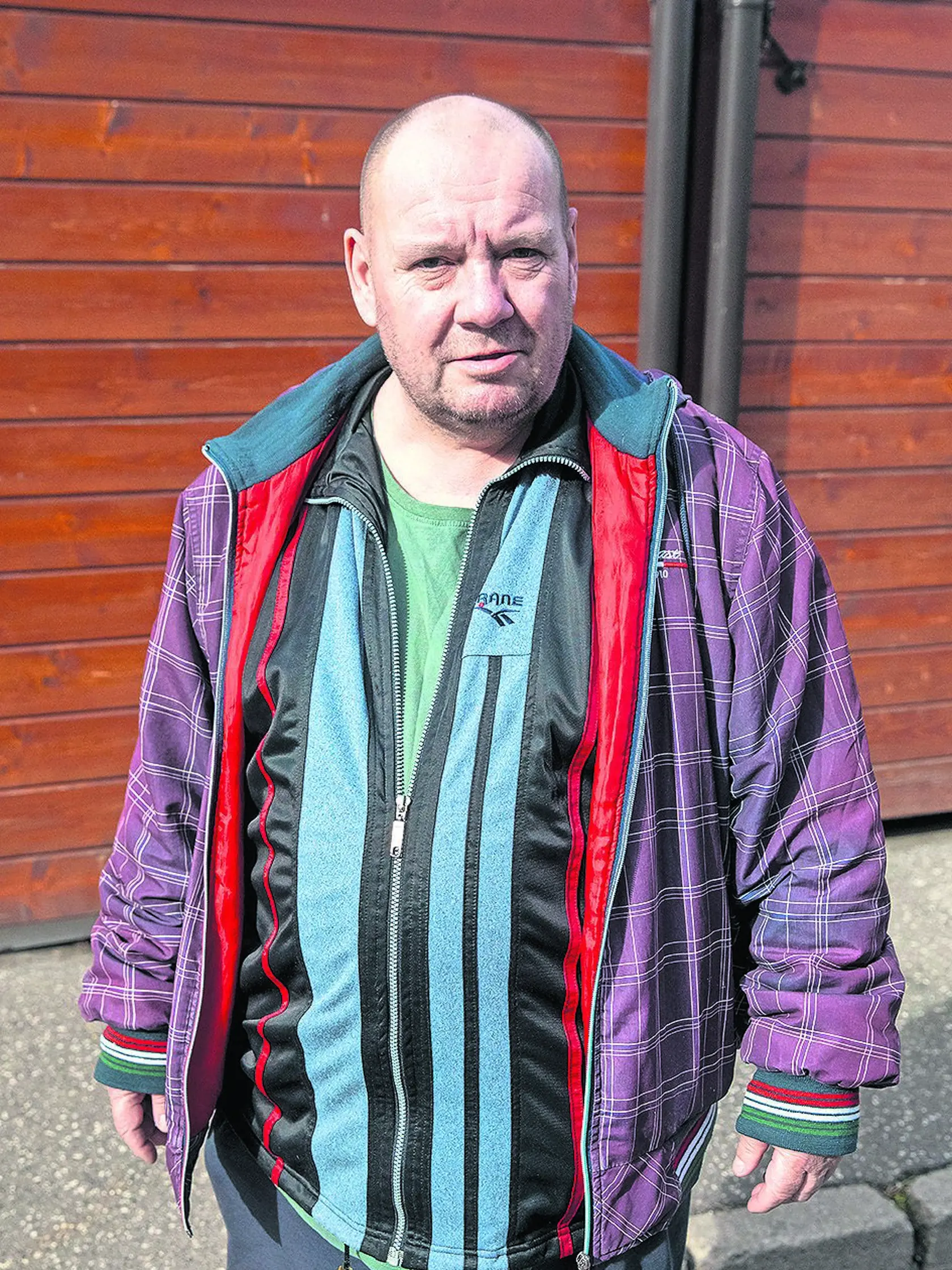 Anketa denníka Plus JEDEN DEŇ s bežnými občanmi. Milan (53) na otázku či súhlasí so znovuzavedením povinnej vojenčiny reagoval: „Áno, bol by som za to, ja som bol na vojenčine 2 roky."