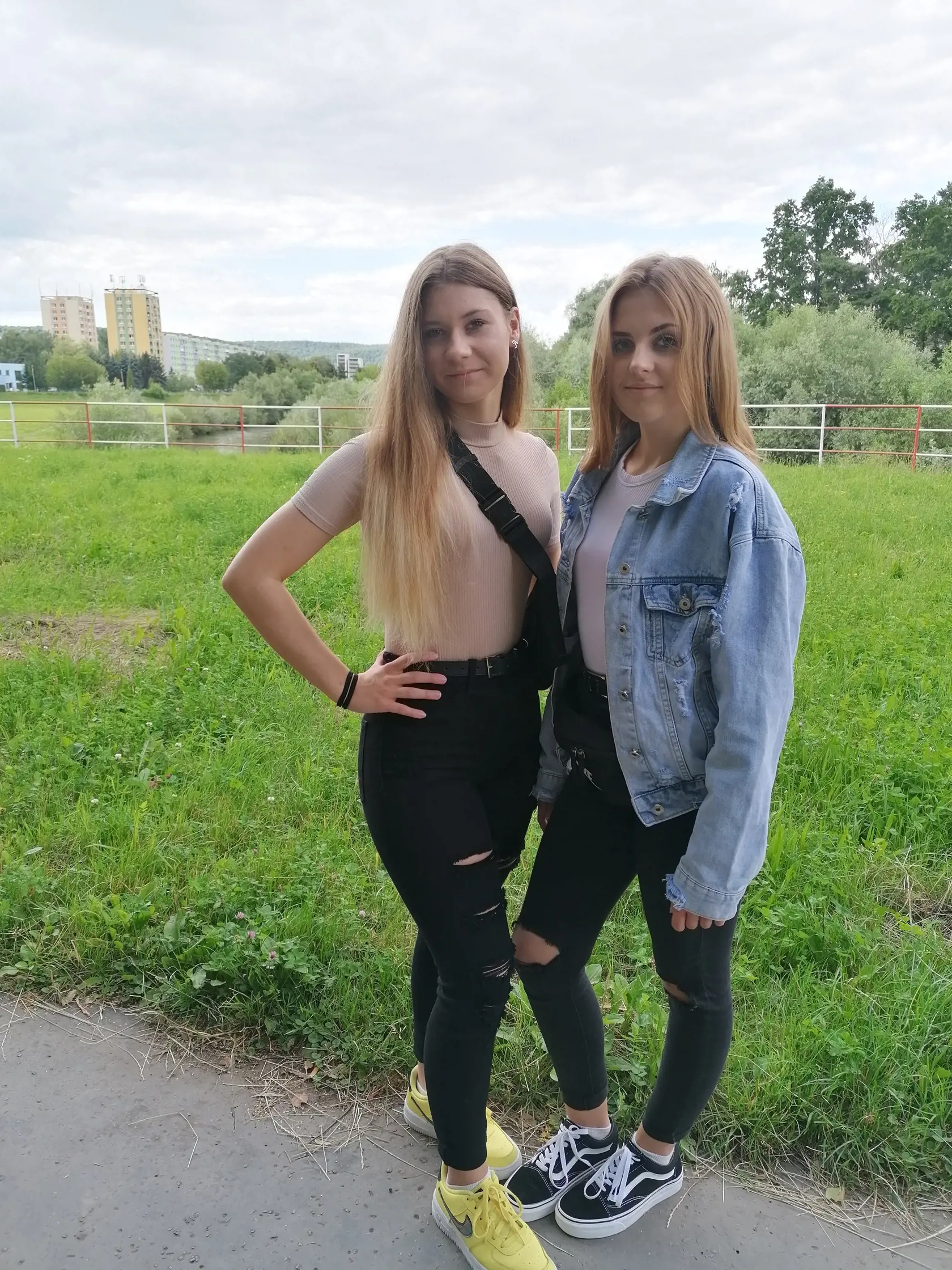Dievčatá síce žijú teraz svoj krásny, mladý bezstarostný život, ale neraz ich prepadne smútok z toho, že  v ich rodine chýba dôležitý článok - otec.