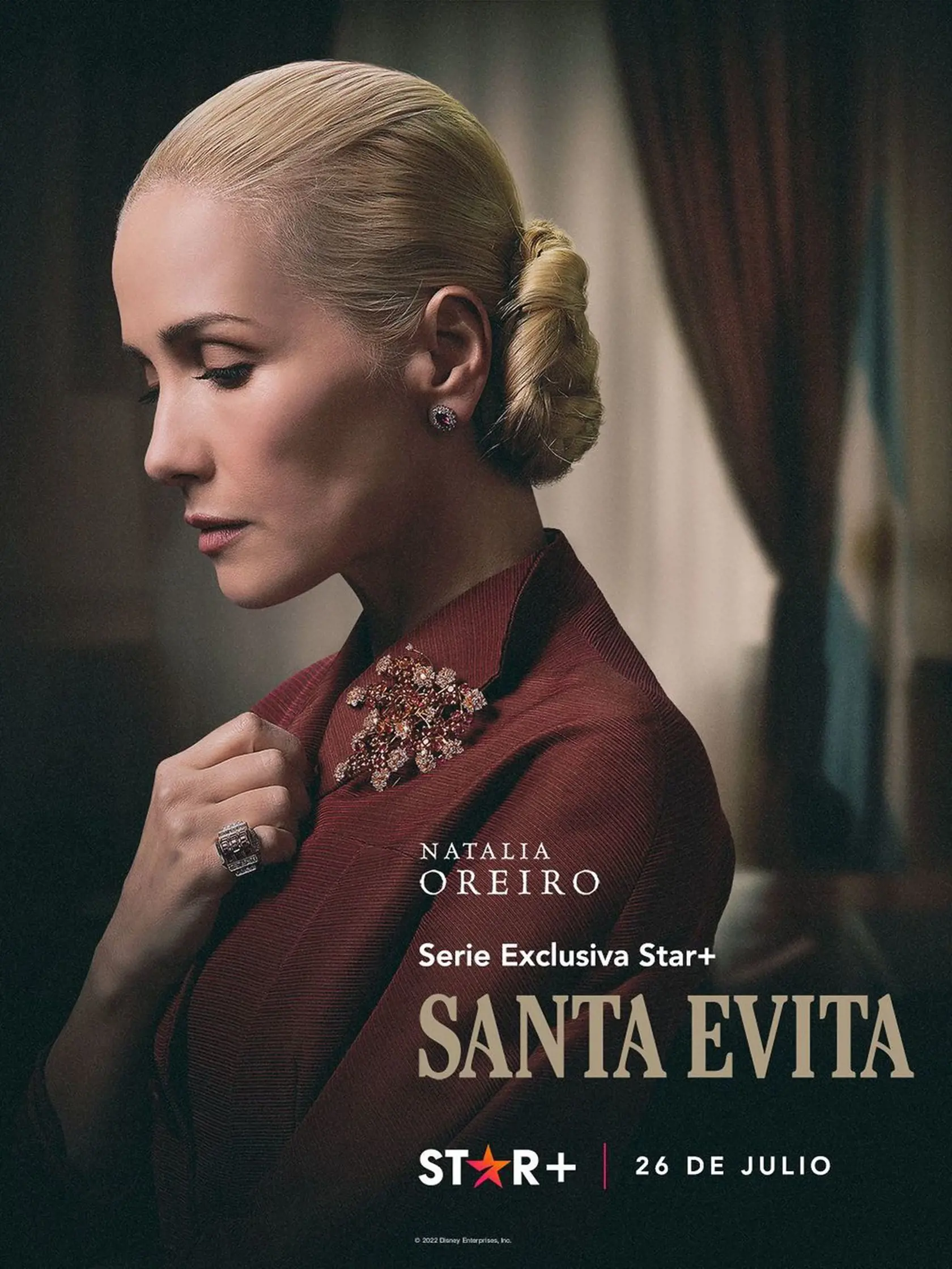 Úlohu mŕtvej argentínskej prvej dámy stvárnila populárna uruguajsko-argentínska herečka, speváčka a módna návrhárka Natalia Oreiro známa z telenovely Divoký anjel, ktorá sa aktuálne vysiela na televízii Doma. Herečka pre úlohu Evity musela podstúpiť radikálnu premenu. Aby sa na zosnulú prvú dámu podobala, nechala si odfarbiť svoje tmavé dlhé vlasy na platinovú blond farbu.