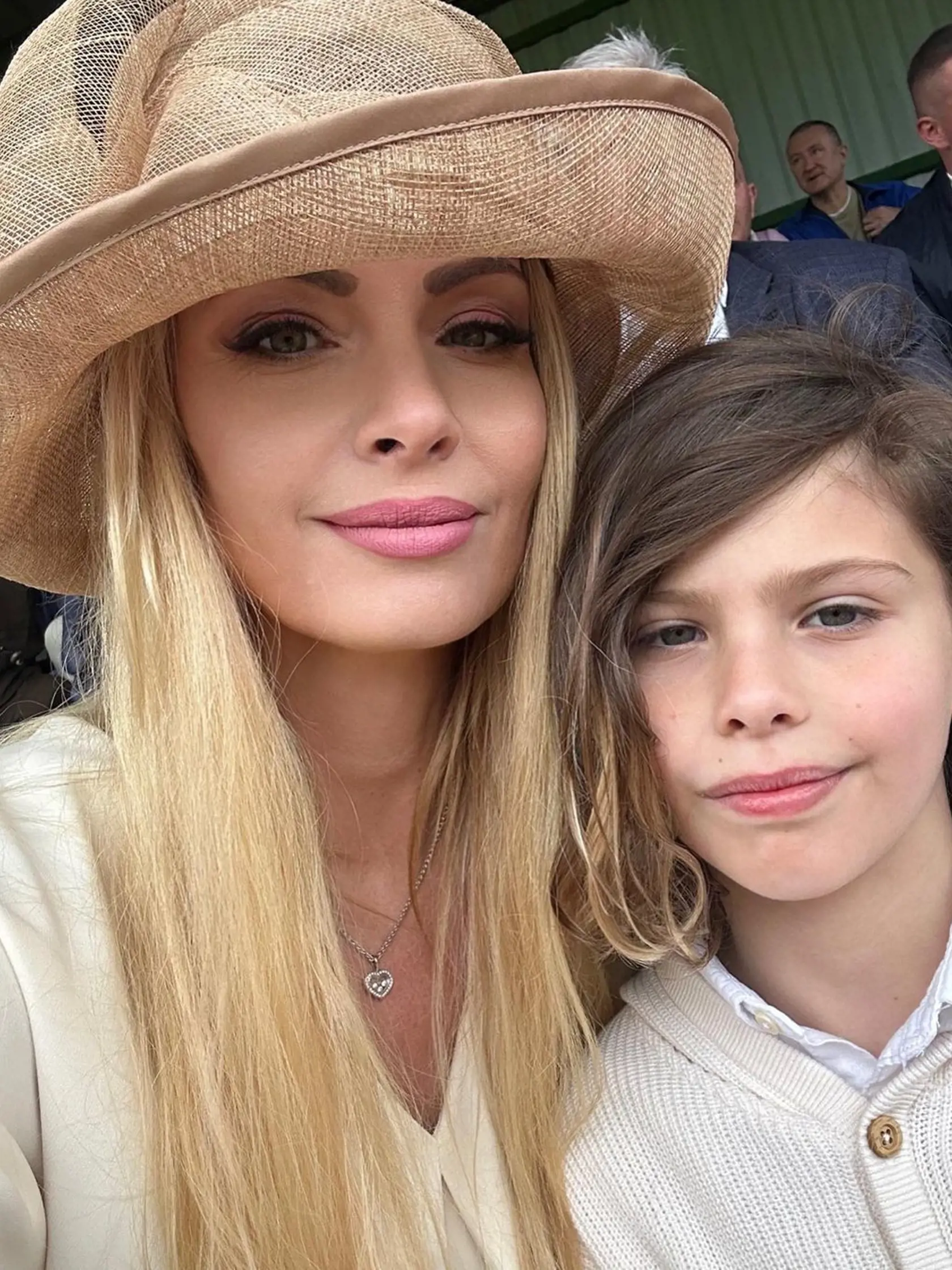 Marianna Ďurianová si užila dostihové preteky ako pravá dáma. Klobúk jej mimoriadne pristal. Spoločnosť jej robil jej syn Roman.