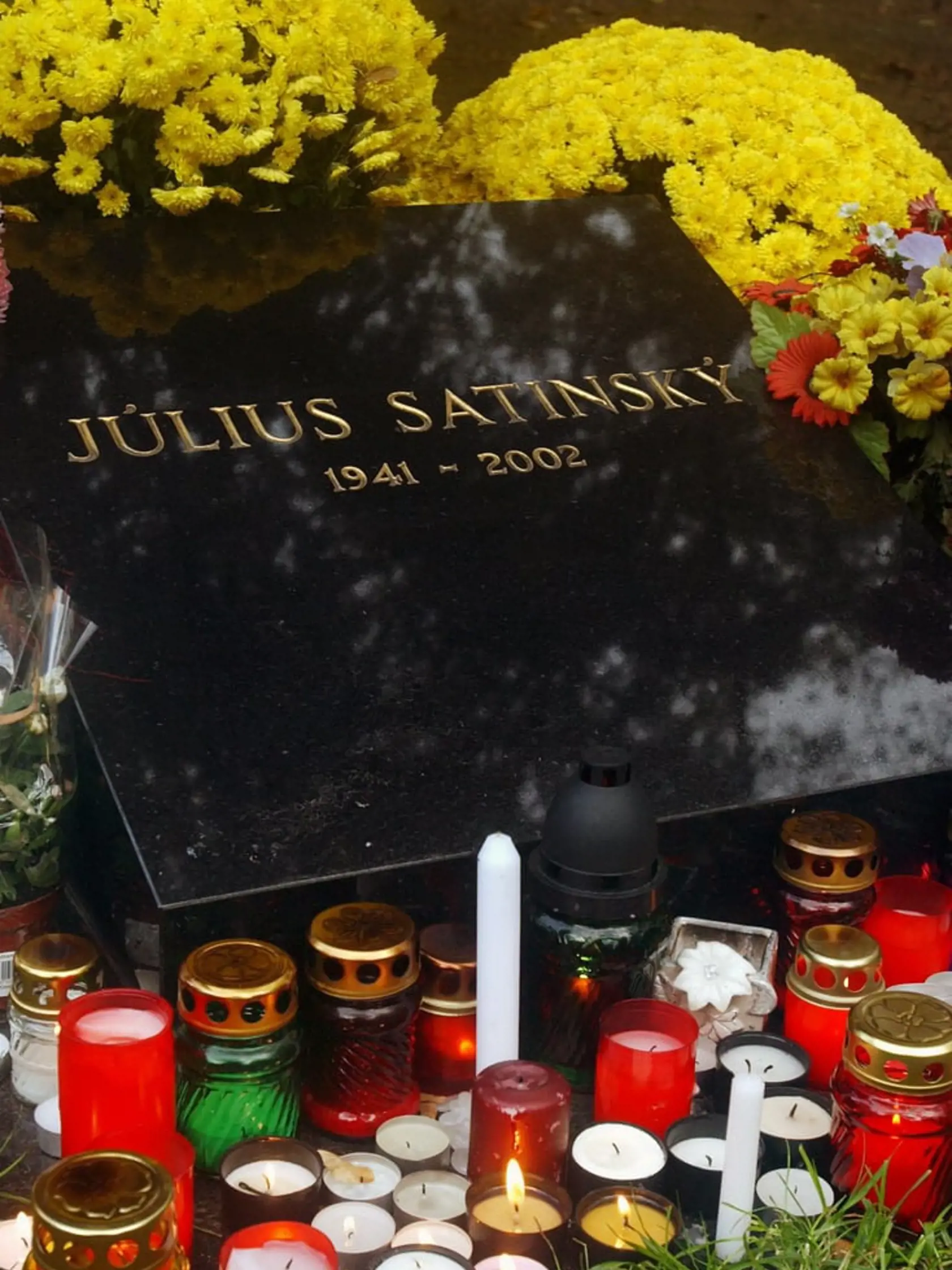 Slávne osobnosti: Na Ondrejskom cintoríne sú pochovaní aj známy herec Július Satinský, či člen Radošinského naivného divadla Ján Melkovič.