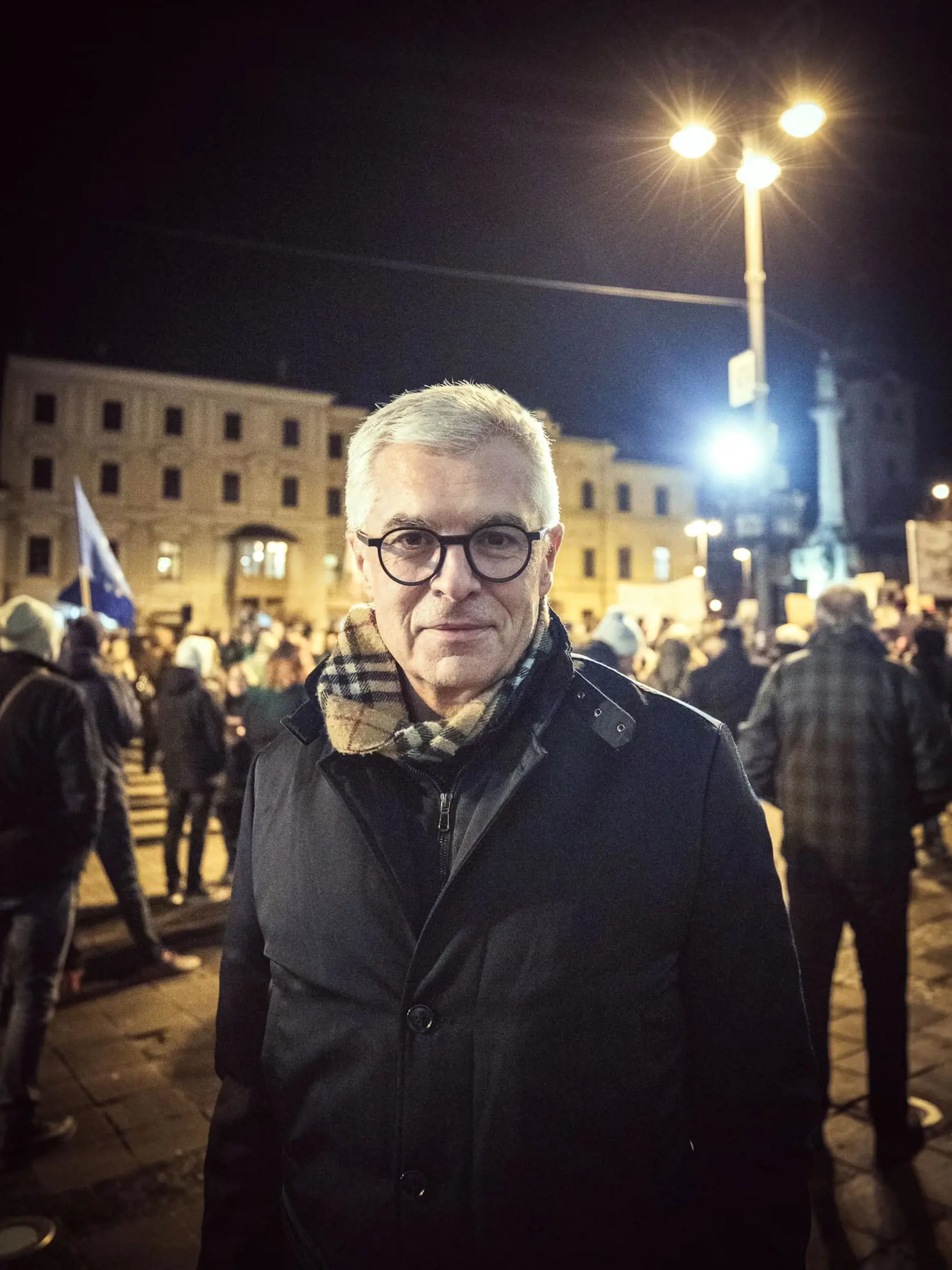 Svojou účasťou podporuje aj protivládne protesty, hoci na nich aktívne nevystupuje.