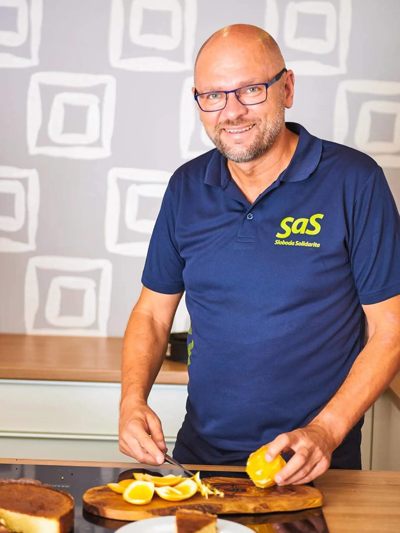 Za kontroverzný možno označiť aj návrh zákazu nedeľného predaja, ktorého najhlasnejším kritikom sa stala SaS. „Géniovia z OĽaNO vymysleli, že momentálne neexistuje nič lepšie, ako navrhnúť zakázať obchodom v nedeľu otvárať, zákazníkom nakupovať a zamestnancom a brigádnikom pracovať," odkázal na sociálnej sieti šéf liberálnej SaS Richard Sulík.