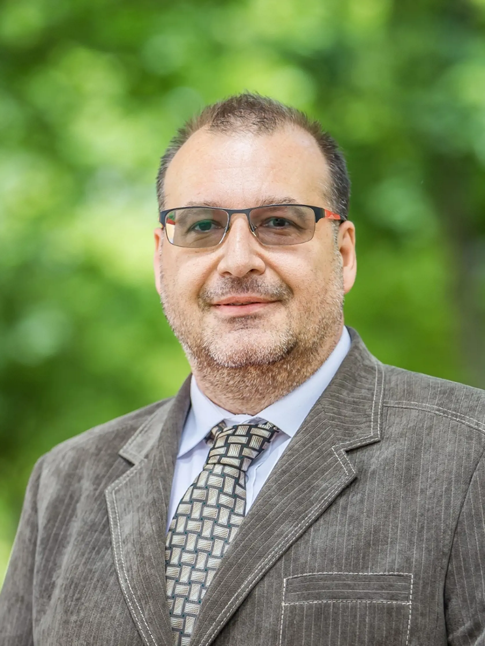„Čakám, že by niekto mohol prísť so znižovaním daní, prípadne so spomínaným znižovaním platov pre politikov. S trinástymi, so štrnástymi alebo rovno s pätnástymi dôchodkami... Môže to byť aj bezplatná doprava, zvyšovanie minimálnej mzdy alebo dávok v nezamestnanosti," popustil uzdu fantázii Koziak.