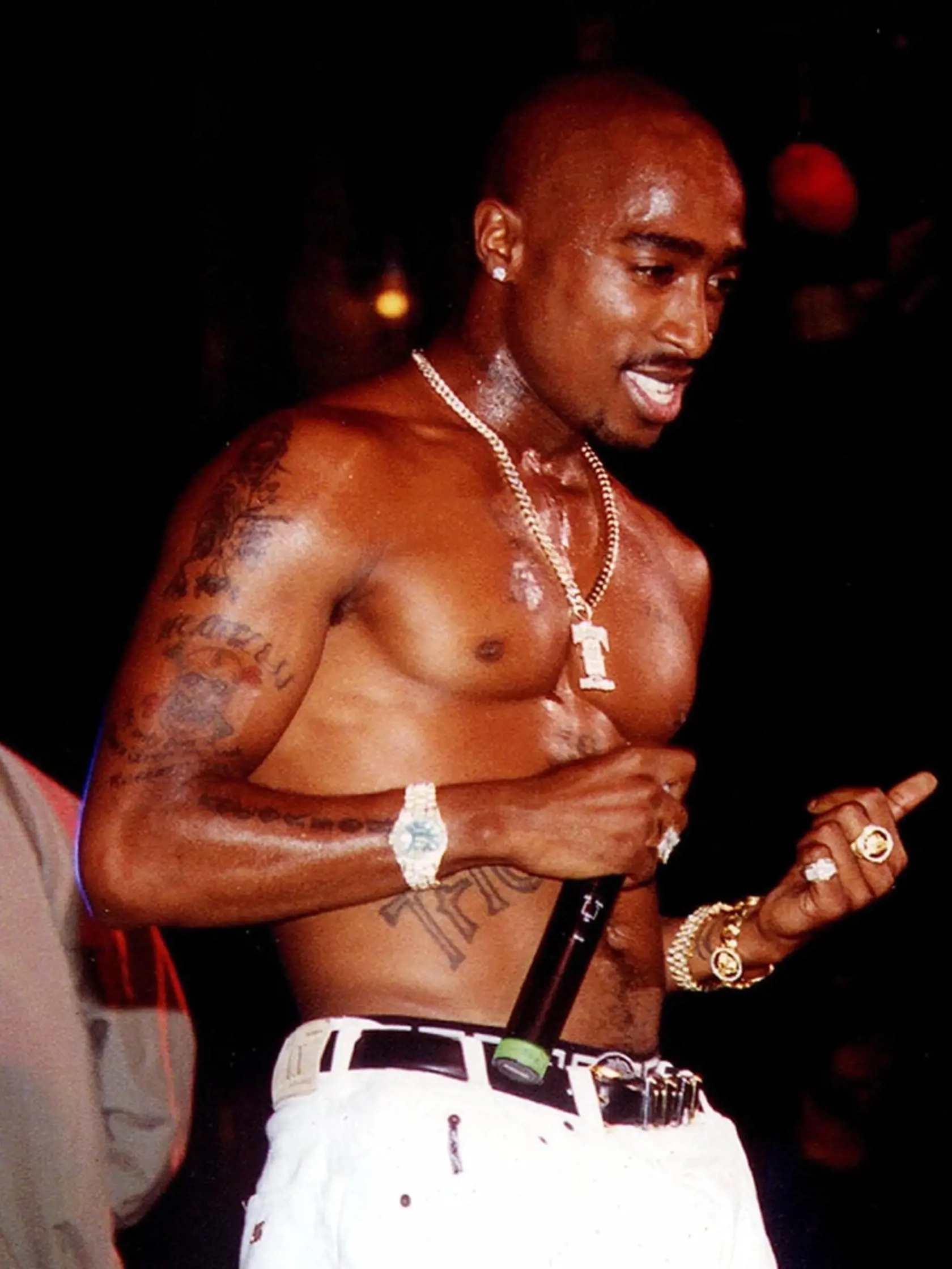 Medzi najšokujúcejšie úmrtia v hudobnom svete patrí vražda rapera Tupaca Shakura (†25), ktorý bol zavraždený v roku 1996 v Las Vegas keď odchádzal zo zápasu v profesionálnom boxe. S jeho vraždou sú spojené rôzne teórie ako vybavovanie si účtov gangov, ale aj nájomná vražda, ktorú si najali veľkí hip hopoví vydavatelia.