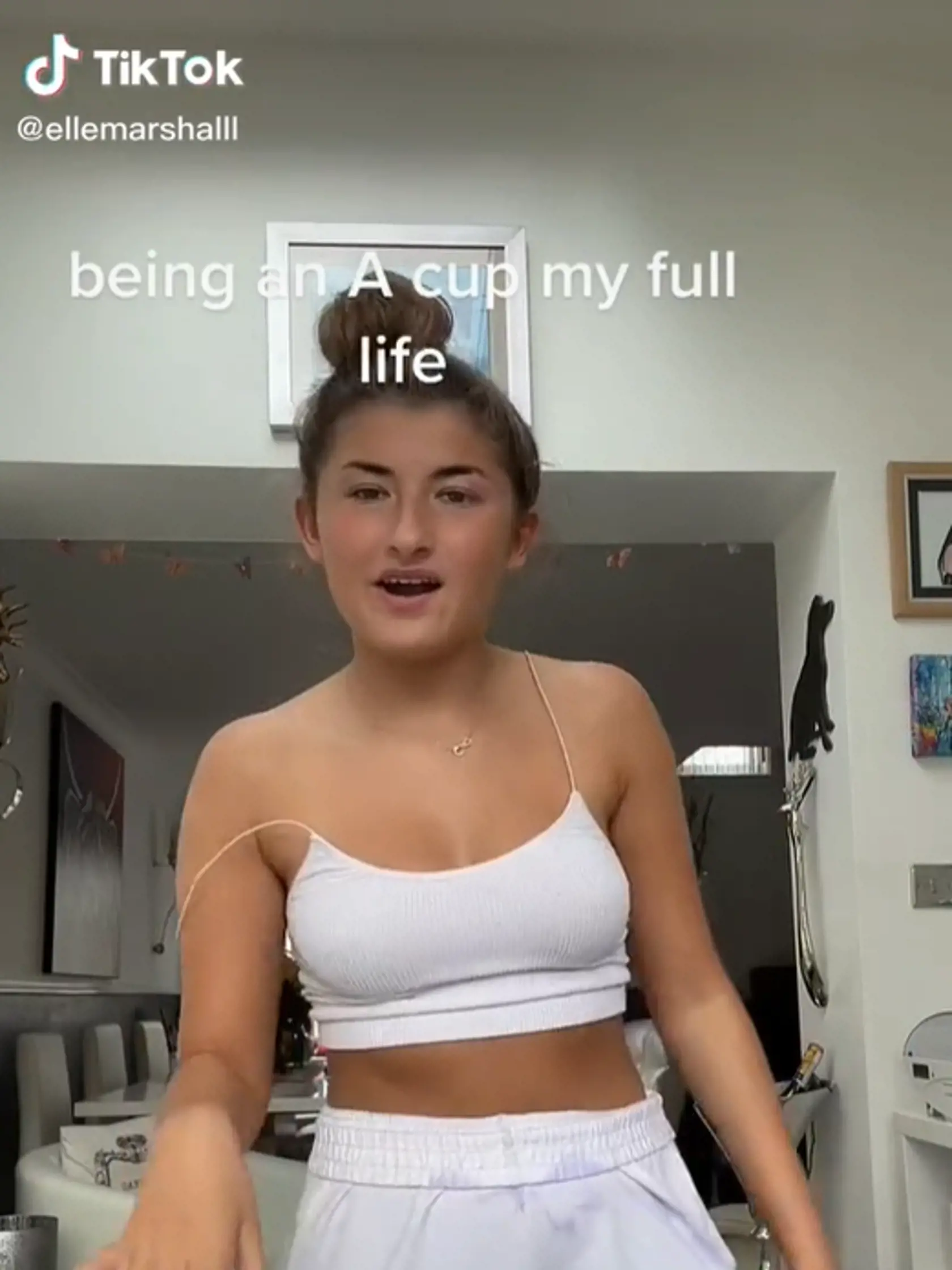 23-ročná Elle Marshall z Austrálie sa vo videu chválila, že jej po očkovaní Pfizerom narástli prsia.