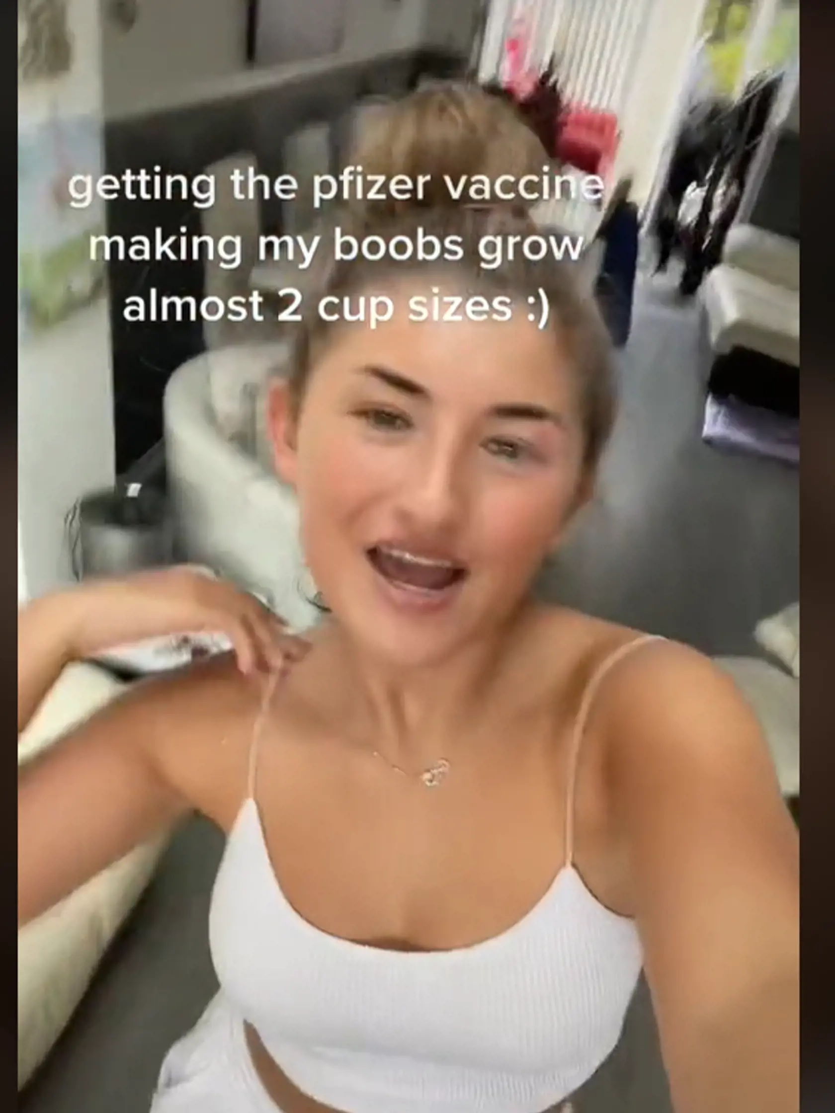 23-ročná Elle Marshall z Austrálie sa vo videu chválila, že jej po očkovaní Pfizerom narástli prsia.