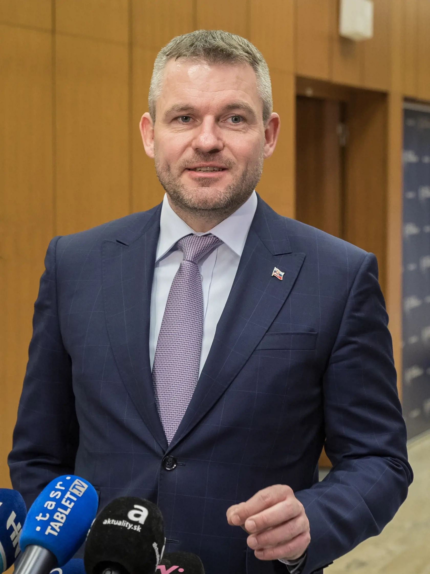Premiér Peter Pellegrini by mal taktiež vystúpiť so svojim novoročným prejavom. 