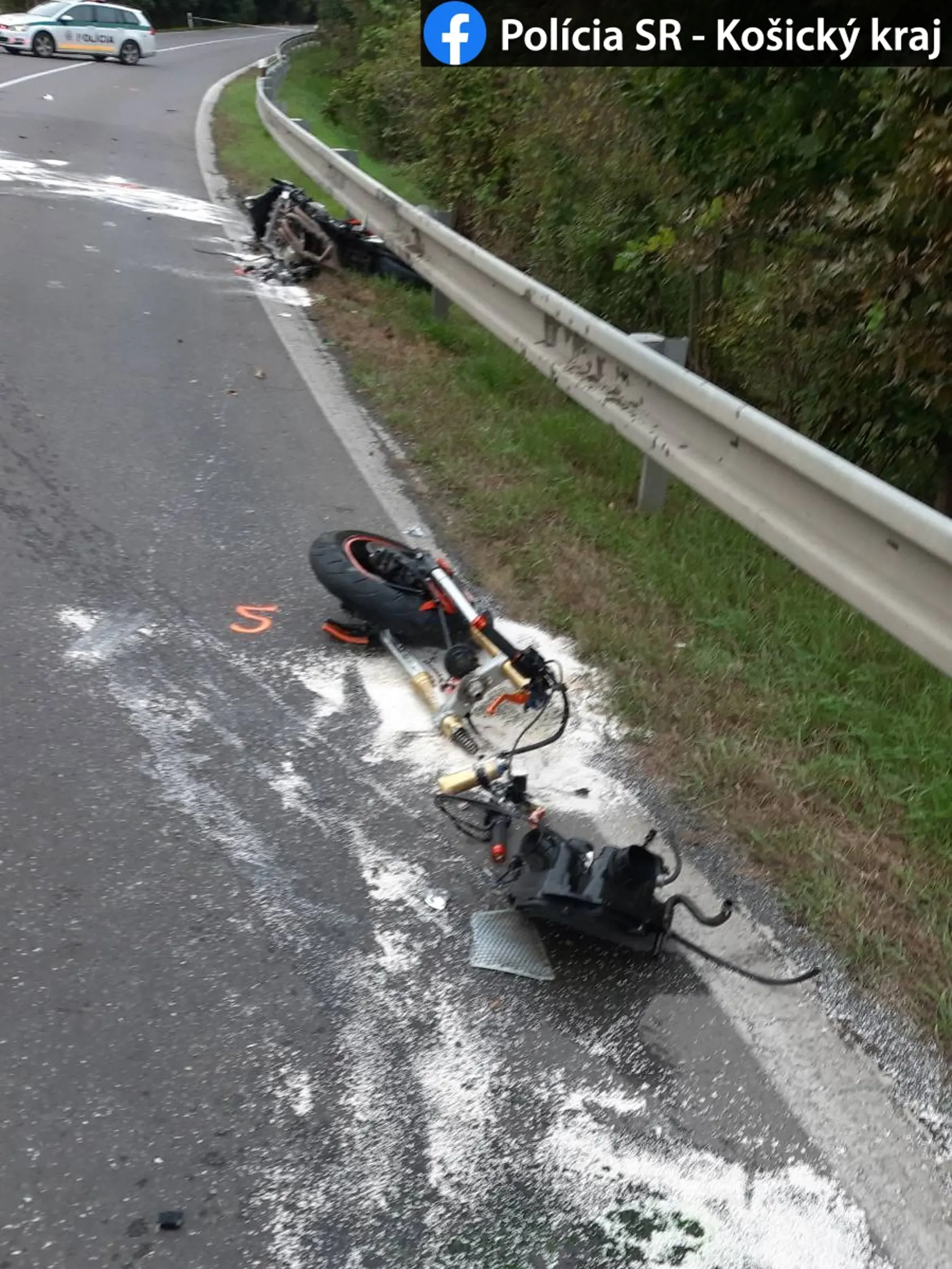 Motorku po náraze roztrhlo na niekolko kusov.