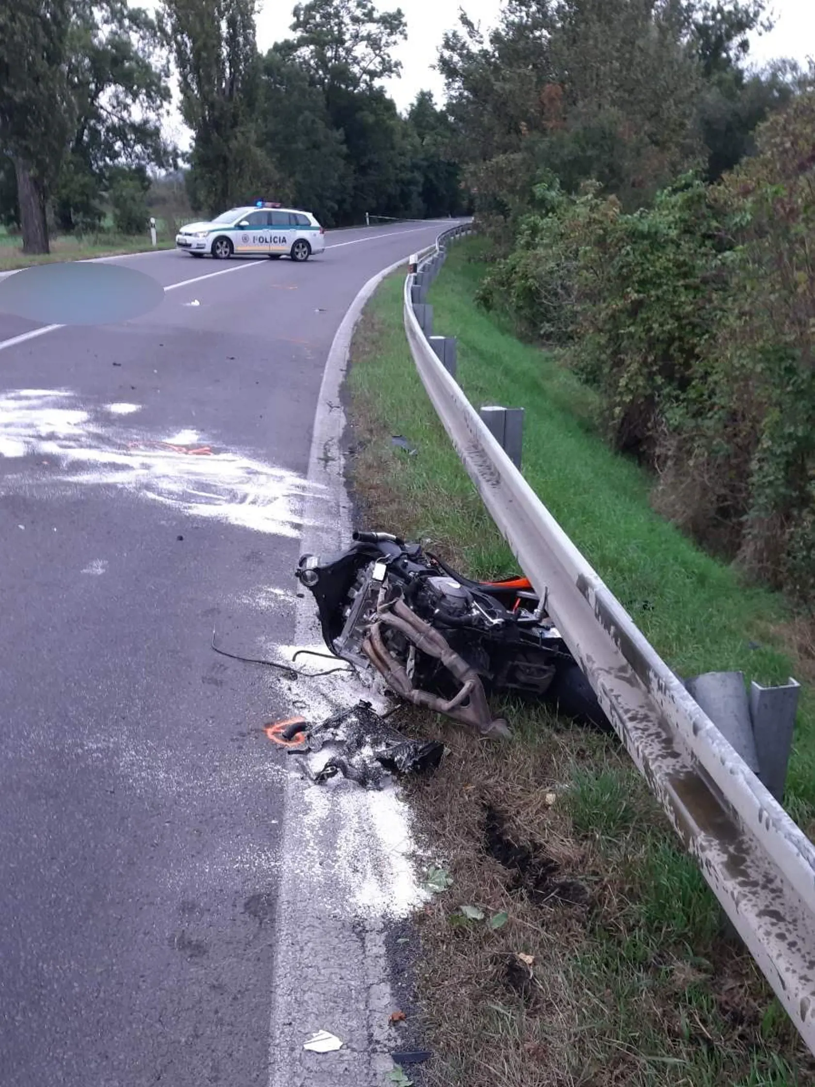 Mladý motorkár podla svedkov nezvládol tiahlu zákrutu.