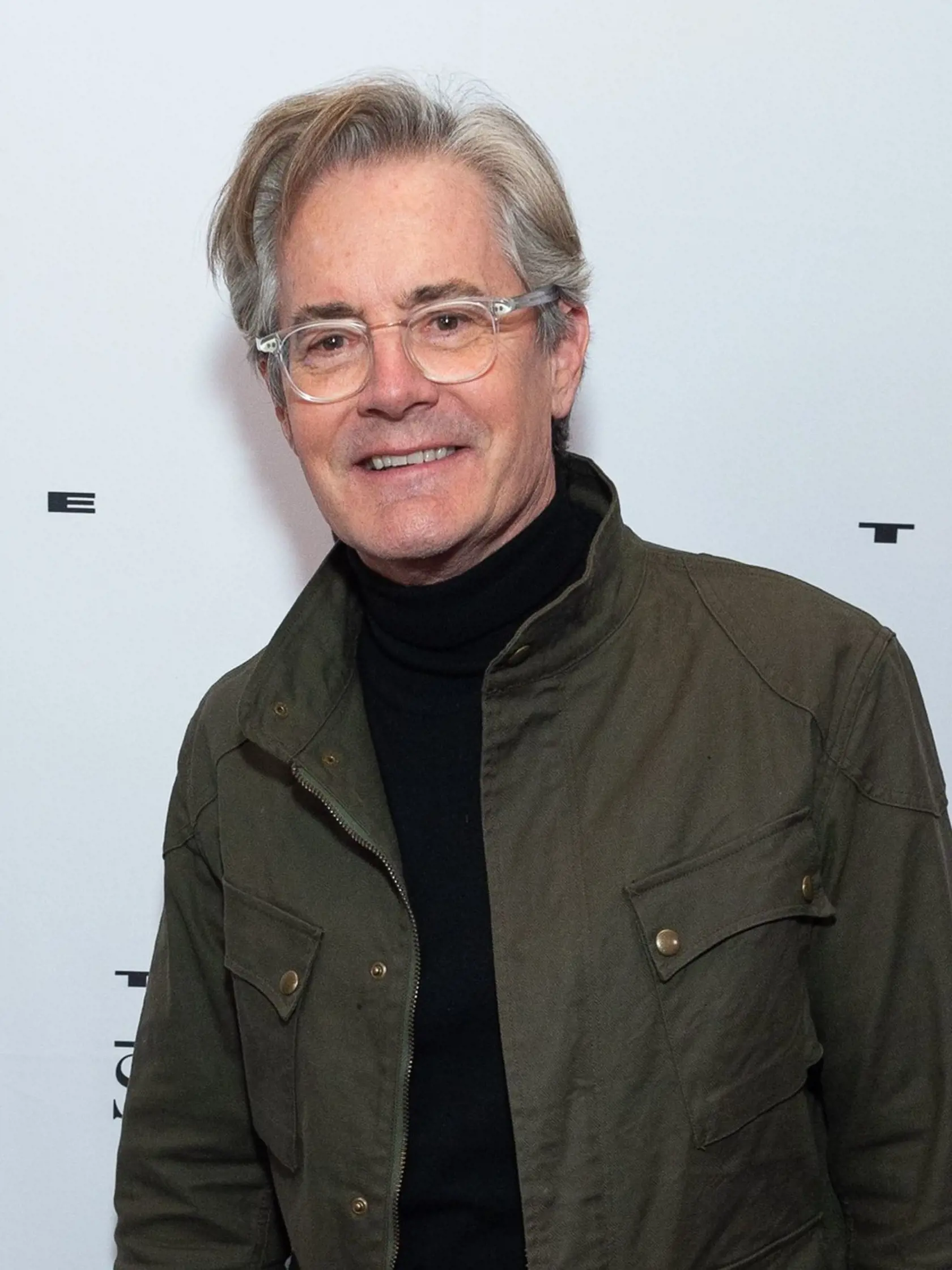Kyle MacLachlan (61) má bohatú filmografiu a niekoľko ocenení. Medzi jeho najznámejšie filmy patria The Doors, Showgirls, Flintstonovci, Sex v meste, Modrý zamat. Jeho partnerkami boli Laura Dern, Lara Flynn Boyle a Linda Evangelista. V roku 2002 sa oženil s publicistkou a majiteľkou PR agentúry Desiree Gruber, majú spolu syna Calluma.