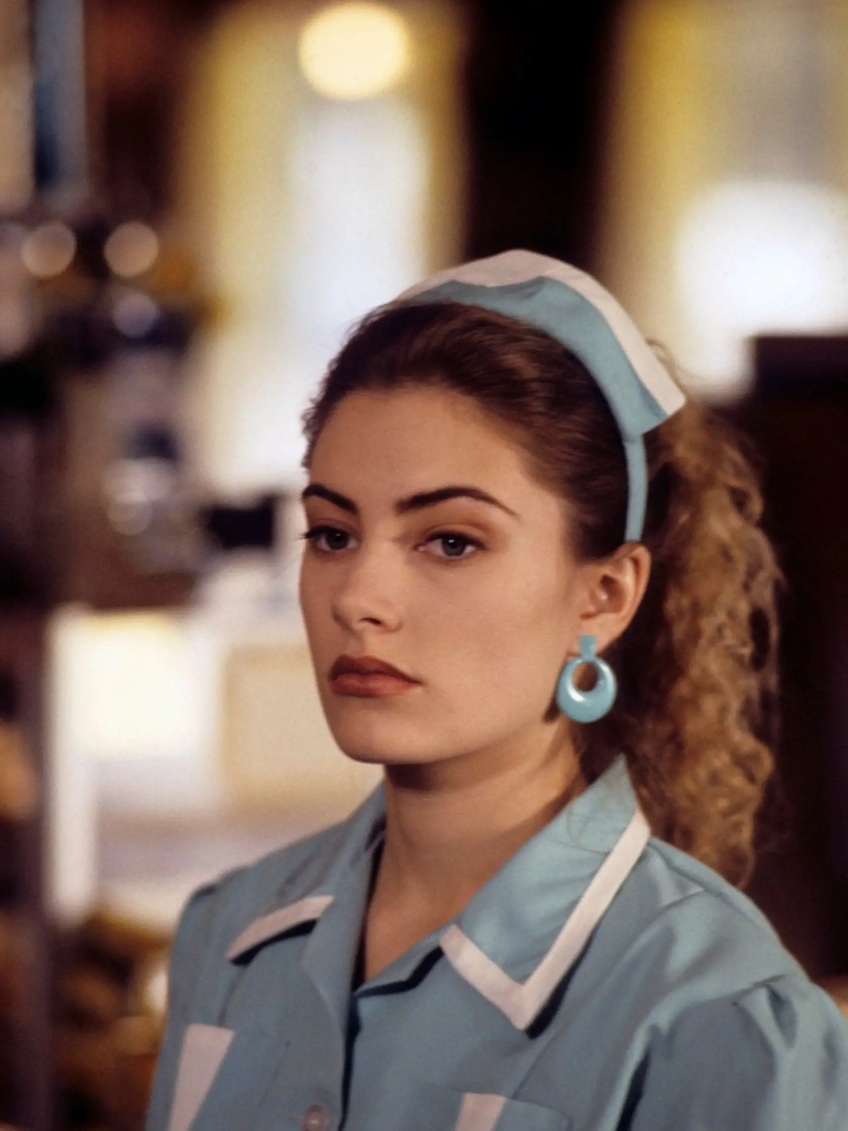Mädchen Amick sa predstavila v úlohe Shelly Johnson, mladej čašníčky, ktorá je nešťastne vydatá.