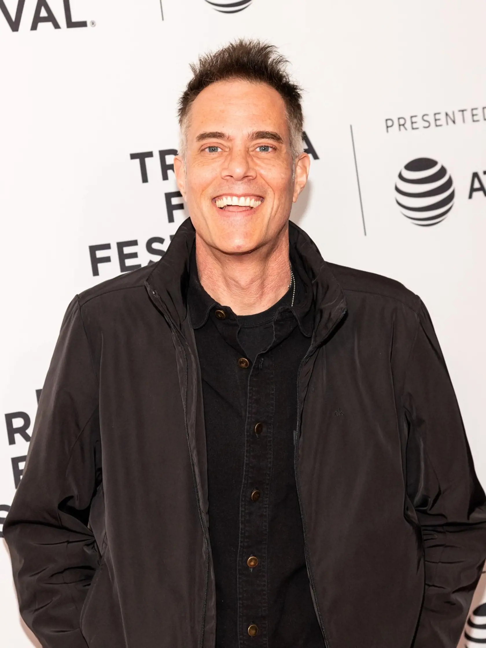 Dana Ashbrook (53) má za sebou bohatú televíznu a filmovú kariéru. V roku 2015 sa oženil s herečkou Kate Rogal, manželstvo je bezdetné.