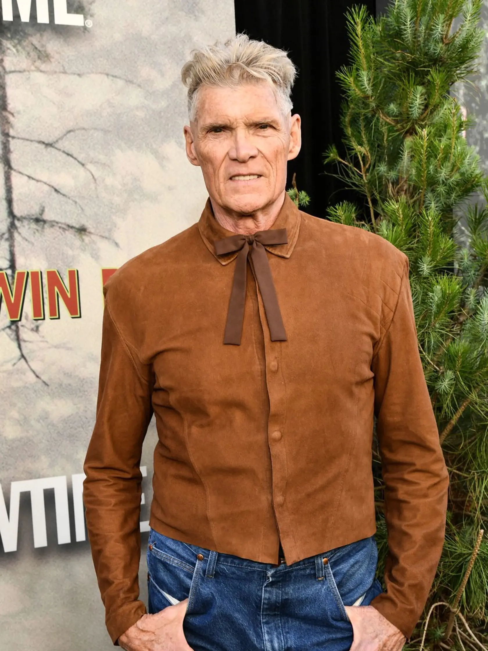 Everett McGill (74) bol špičkovým tanečníkom, na Broadwayi odohral vyše 1 300 predstavení. Do povedomia filmových divákov vstúpil oscarovou snímkou Boj o oheň (1981), kde hral pračloveka. Jeho filmografia je skromná, ale hral v takých filmoch ako napríklad Brubaker s Robertom Redfordom, bondovka Povolenie zabíjať či komédia Moji drahí Američania s Jackom Lemmonom a Jamesom Garnerom. Do dôchodku odišiel v roku 1999, ale v roku 2015 sa vrátil na nakrúcanie 3. série Twin Peaks. Žije v Arizone.