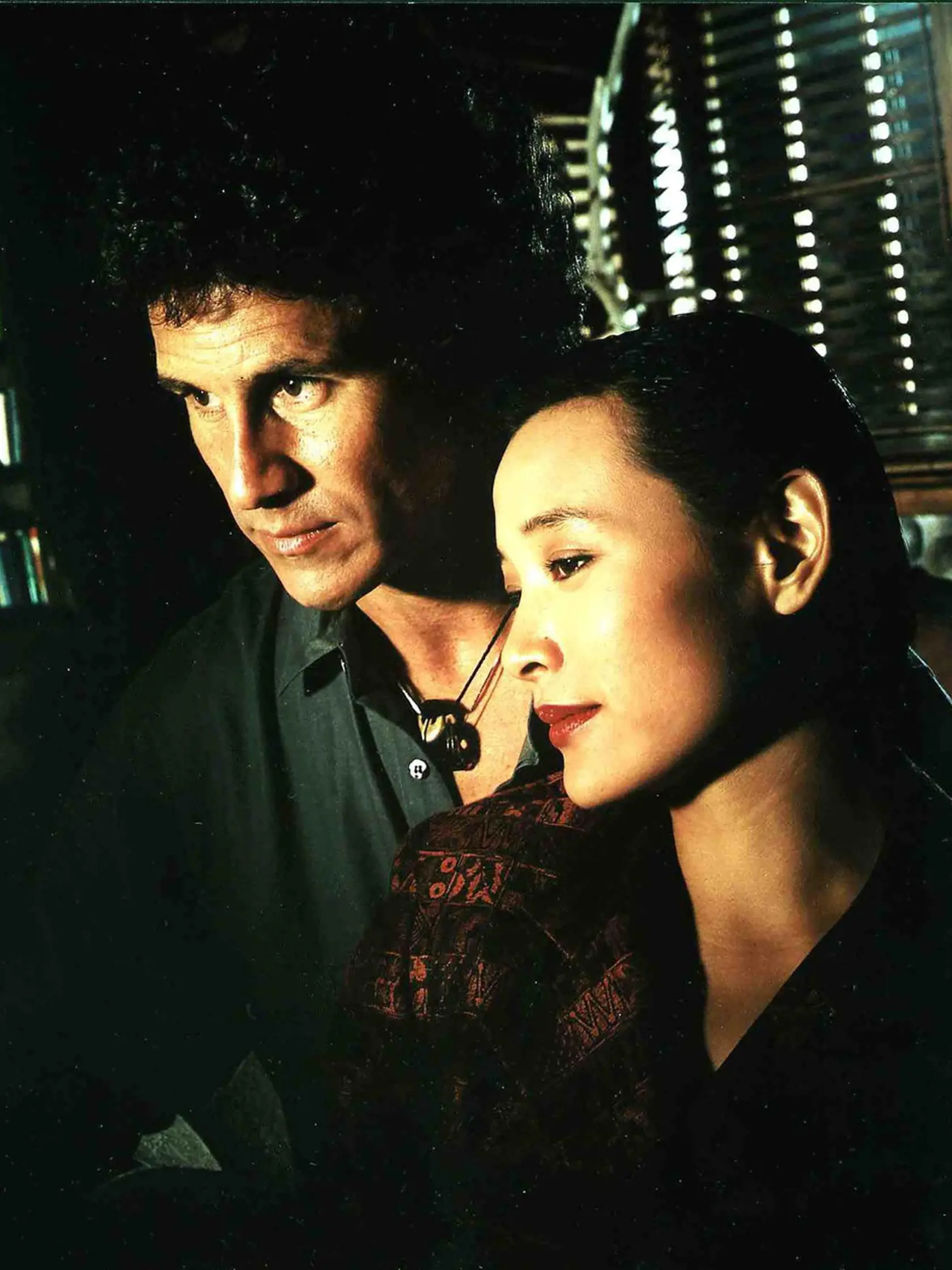Joan Chen si zahrala Jocelyn „Josie“ Packard (vpravo), švagrinú Catherine a majiteľku mlyna. Narodila sa v Šanghaji, kde jej talent objavila štvrtá manželka Mao Ce-tunga Ťiang Čching. Po zhliadnutí školského predstavenia ju vybrala do programu pre budúcich hercov v Šanghajskom filmovom štúdiu. V 17 Joan začala na univerzite študovať angličtinu a v 20 odišla do USA študovať filmovú tvorbu na Kalifornskej štátnej univerzite.