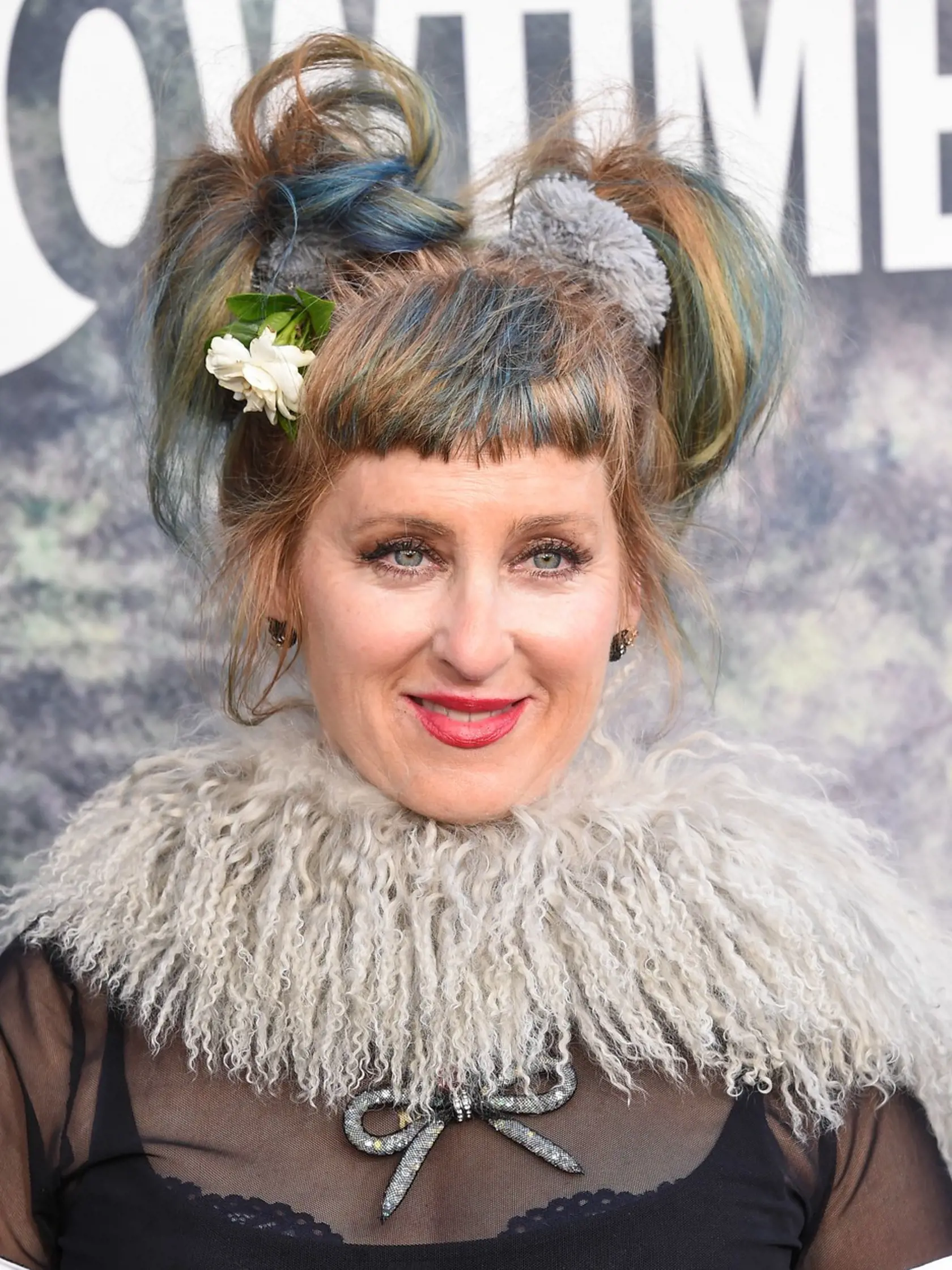 Kimmy Robertson (65) bola pôvodne baletkou, potom sa dala na herectvo. Má nezvyčajne vysoko posadený hlas, preto sa stala obľúbenou dabérkou animovaných filmov. V januári 2003 sa vydala za Johna Christiana Walkera, v septembri 2004 už boli rozvedení. Deti nemá.