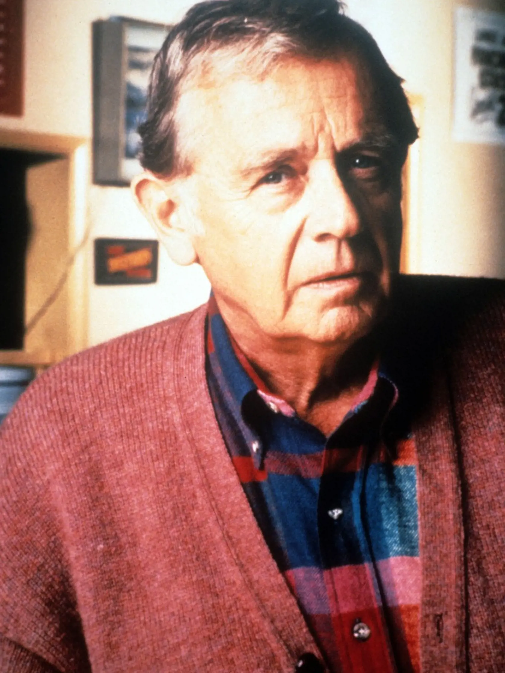 Waŕren Frost (1925-2017) bol seriálový lekár Will Hayward a otec Donny. Za rolu vďačí svojmu synovi, spisovateľovi, scenáristovi a producentovi Markovi Frostovi, ktorý bol spolutvorcom seriálu. Väčšinu svojho profesionálneho života strávil v divadle, iba sporadicky sa objavoval vo filme a v televízii. Vyučoval na Minnesotskej univerzite a bol umeleckým riaditeľom divadla Chimera v St. Paul. Od roku 1949 až do svojej smrti bol ženatý s Mary Virginiou Calhoun.