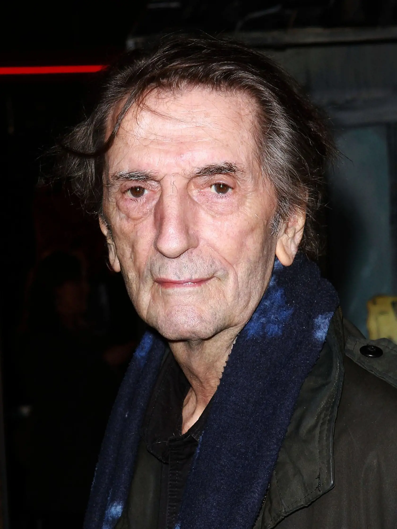 Harry Dean Stanton (1926-2017) bol kultový americký herec, hudobníka spevák, ktorý hral vo viac ako 250 filmoch, napríklad Krstný otec, Frajer Luke, Votrelec, Christine, Zelená míľa, Avengers. Krásne hral na fúkaciu harmoniku, spolupracoval s Bobom Dylanom, Artom Garfunkelom a Krisom Kristoffersonom. Medzi jeho najbližších priateľov patrili režisér Francis Ford Coppola a Jack Nicholson. Zomrel ako 91-ročný, jeho popol rozprášili v Lexingtone, štát Kentucky.