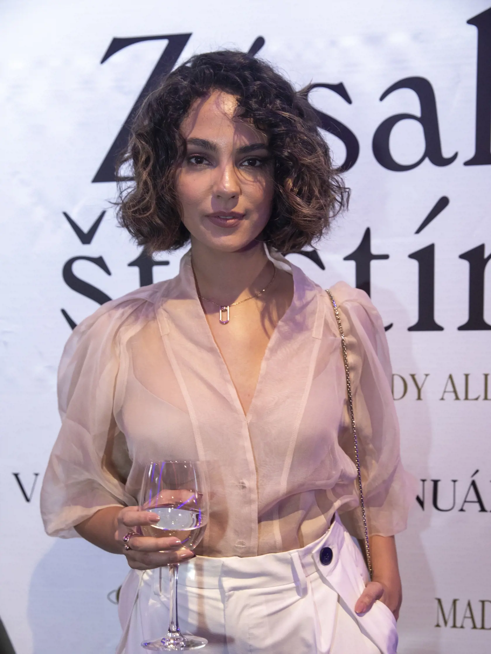  Na snímke je premiéra seriálu televízie JOJ Iveta 2, Kráska z Trebišova je späť.
Predstaviteľka Ivety, herečka Alžbeta Ferencová.