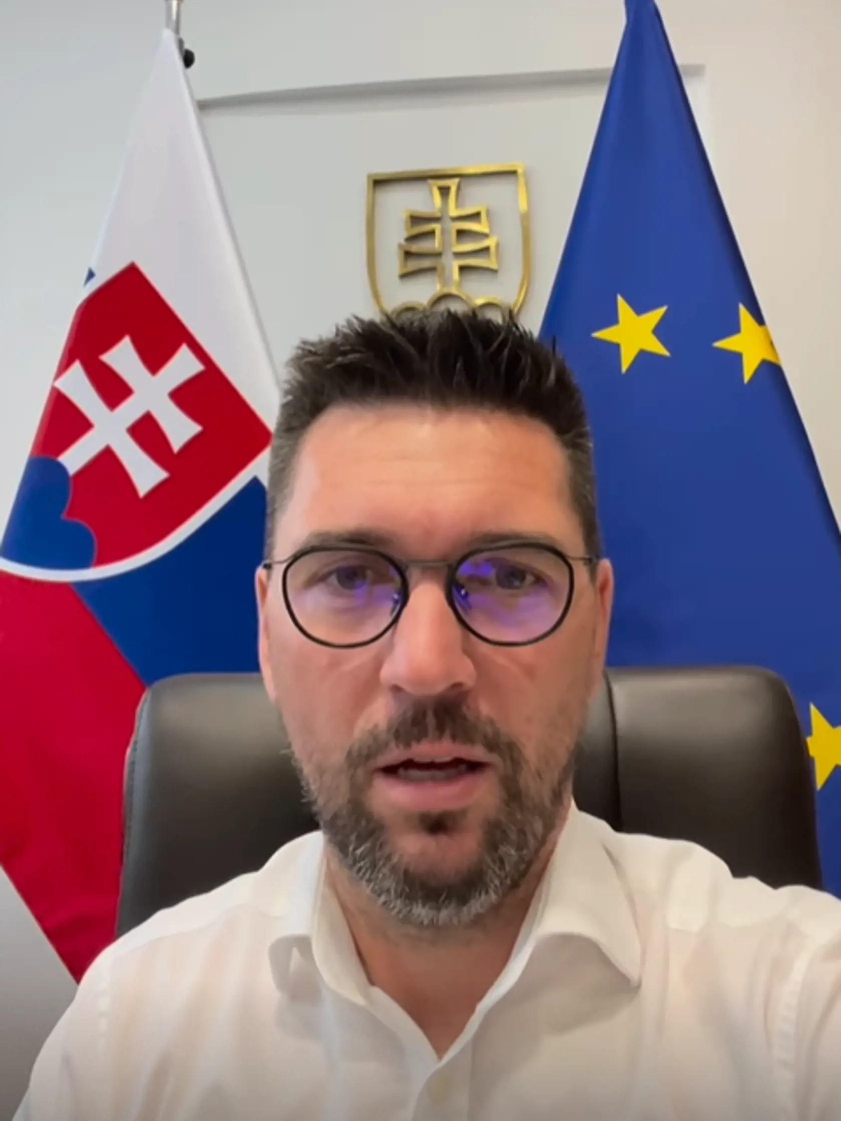 Okuliare nosí aj minister pôdohospodárstva Richard Takáč (Smer). Toho ale vidíme s okuliarmi minimálne.