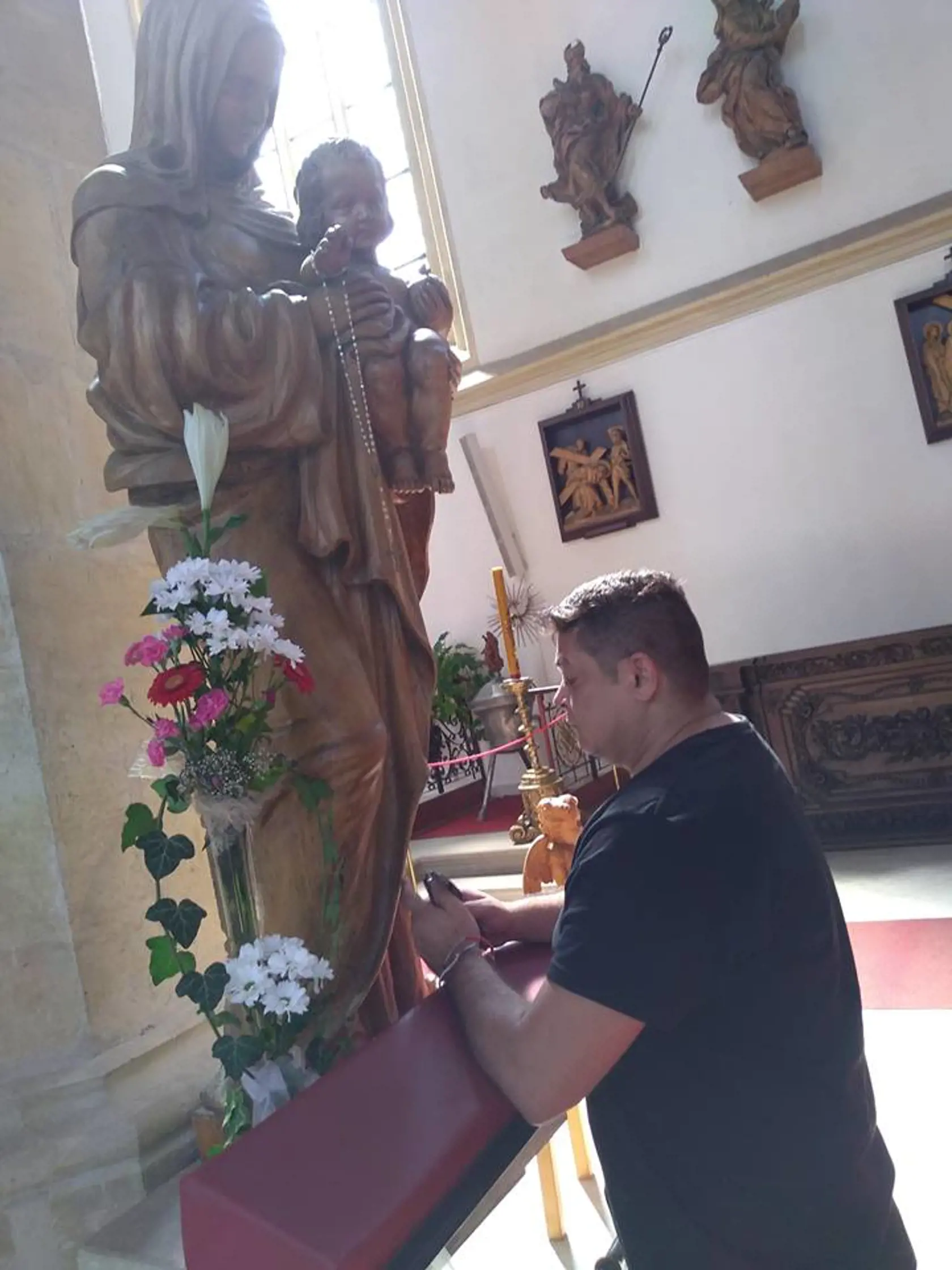 Je zbožný. 