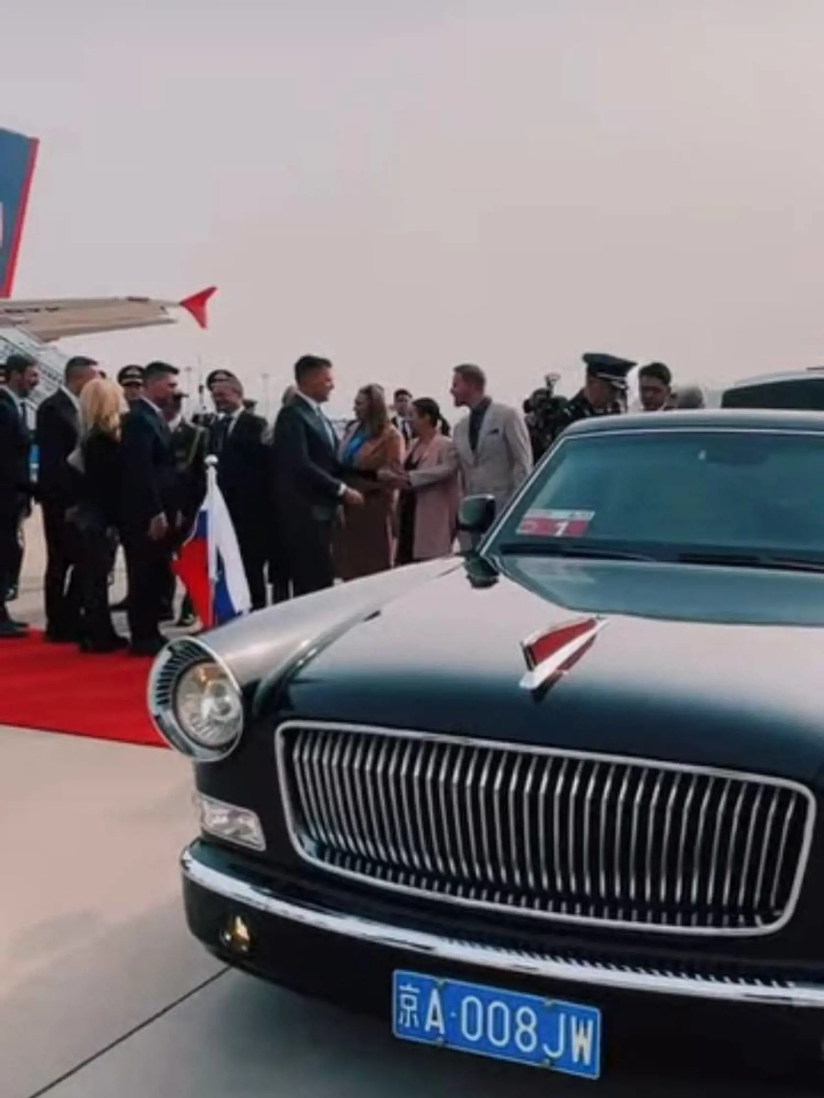 Premiér Robert Fico pricestoval na oficiálnu návštevu do Číny. Takto ho tam vítali 