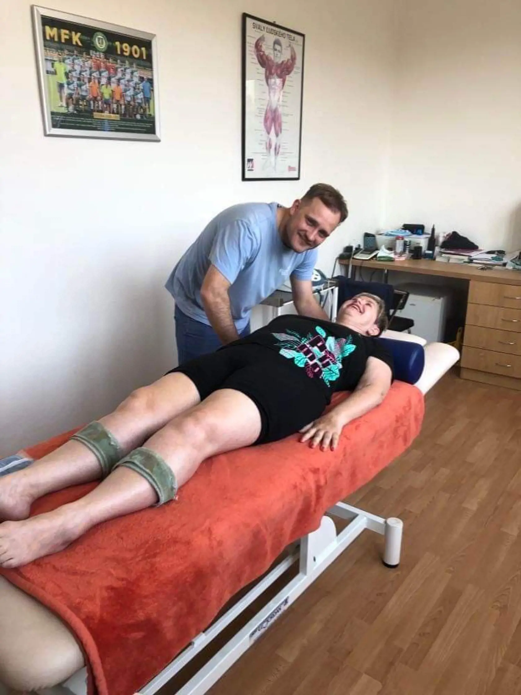 S fyzioterapeutom Marošom Lukičom, ktorého terapia a rady jej veľmi pomáhajú.