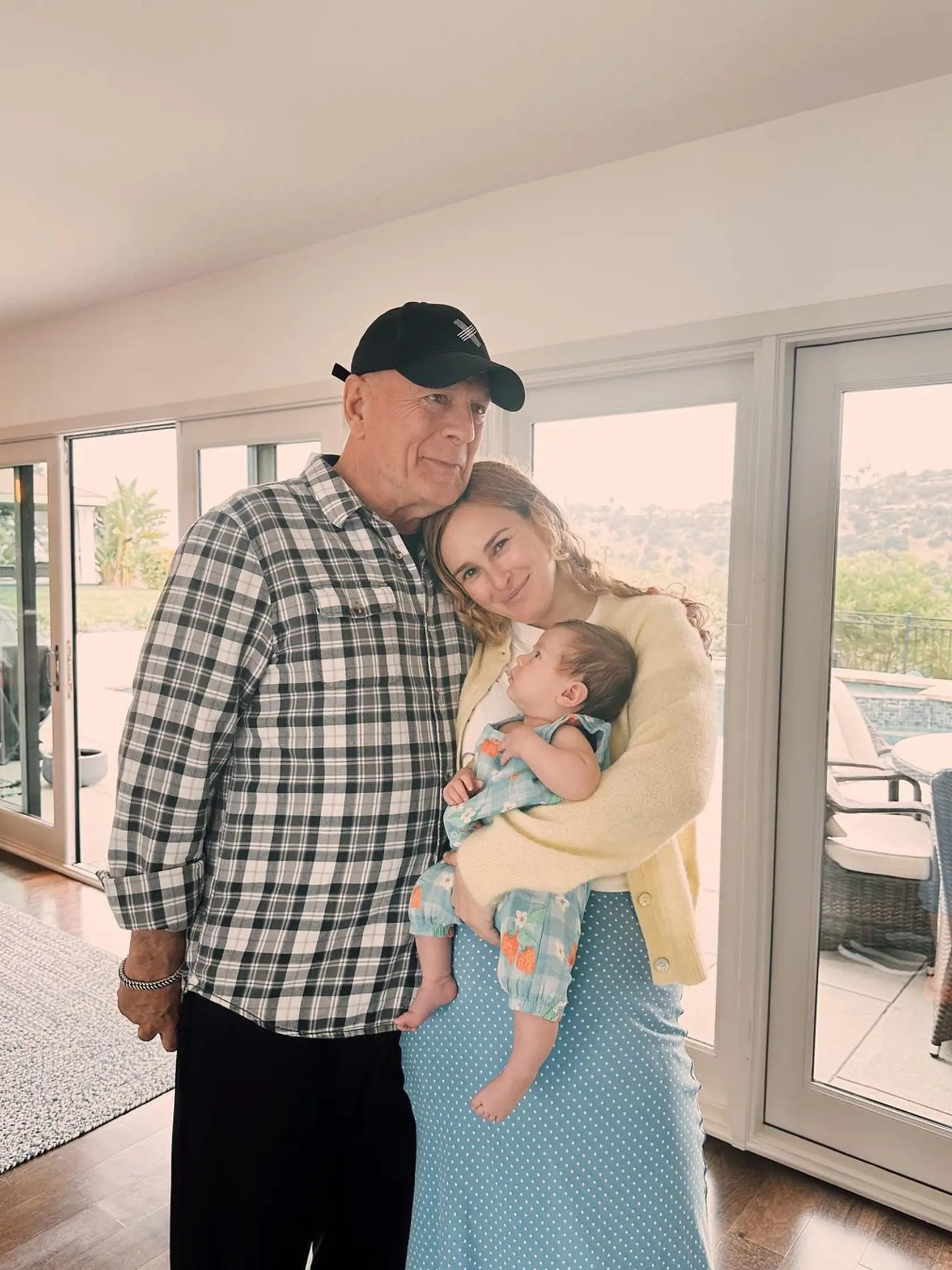 Bruce Willis s dcérou Rumer a vnučkou. Fotografie boli zverejnené na Deň otcov.