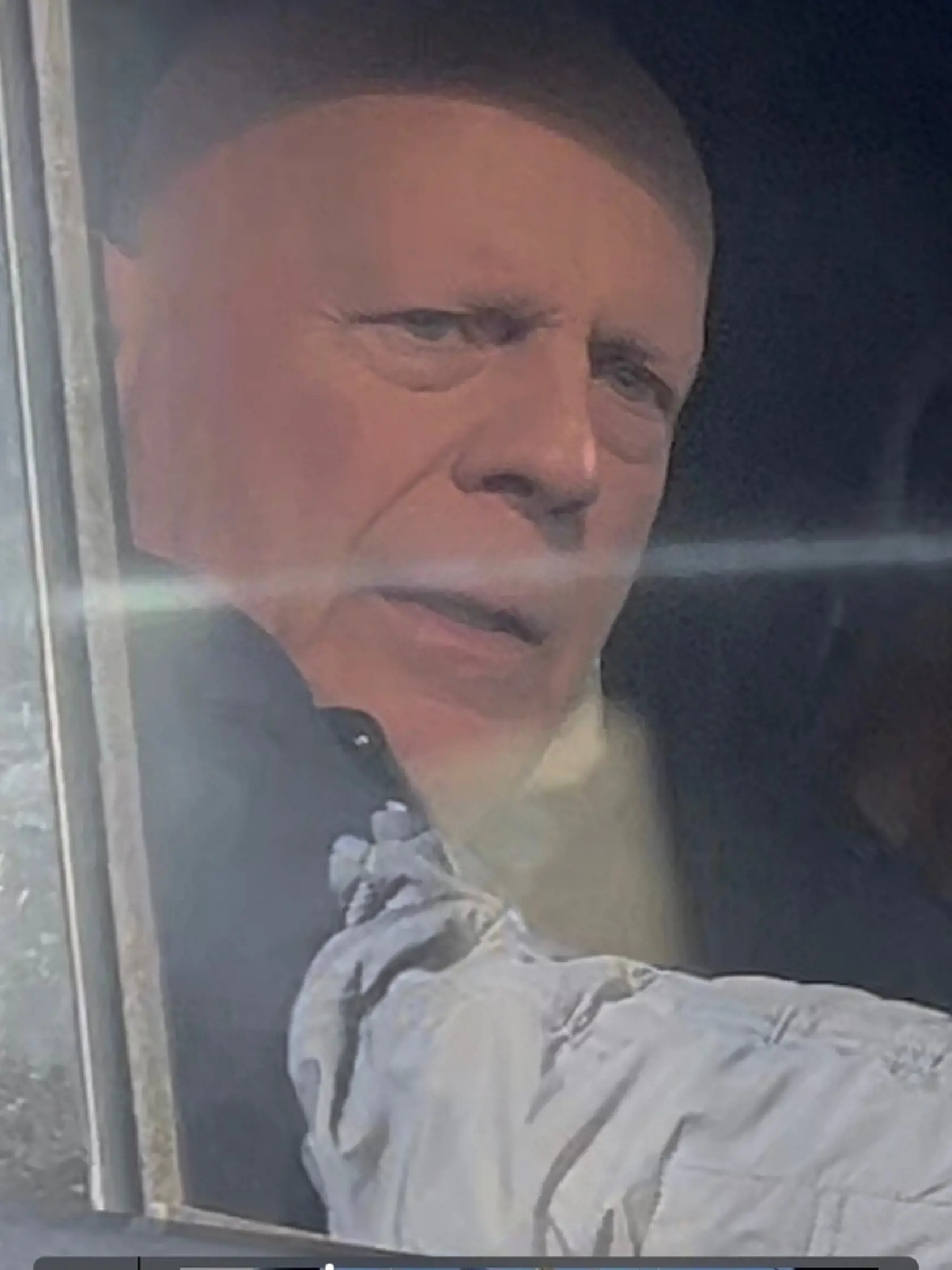 Herca Brucea Willisa odfotili 30. októbra 2023 sediac na sedadle spolujazdca v čiernom Range Roveri. Vozil ho bodyguard.