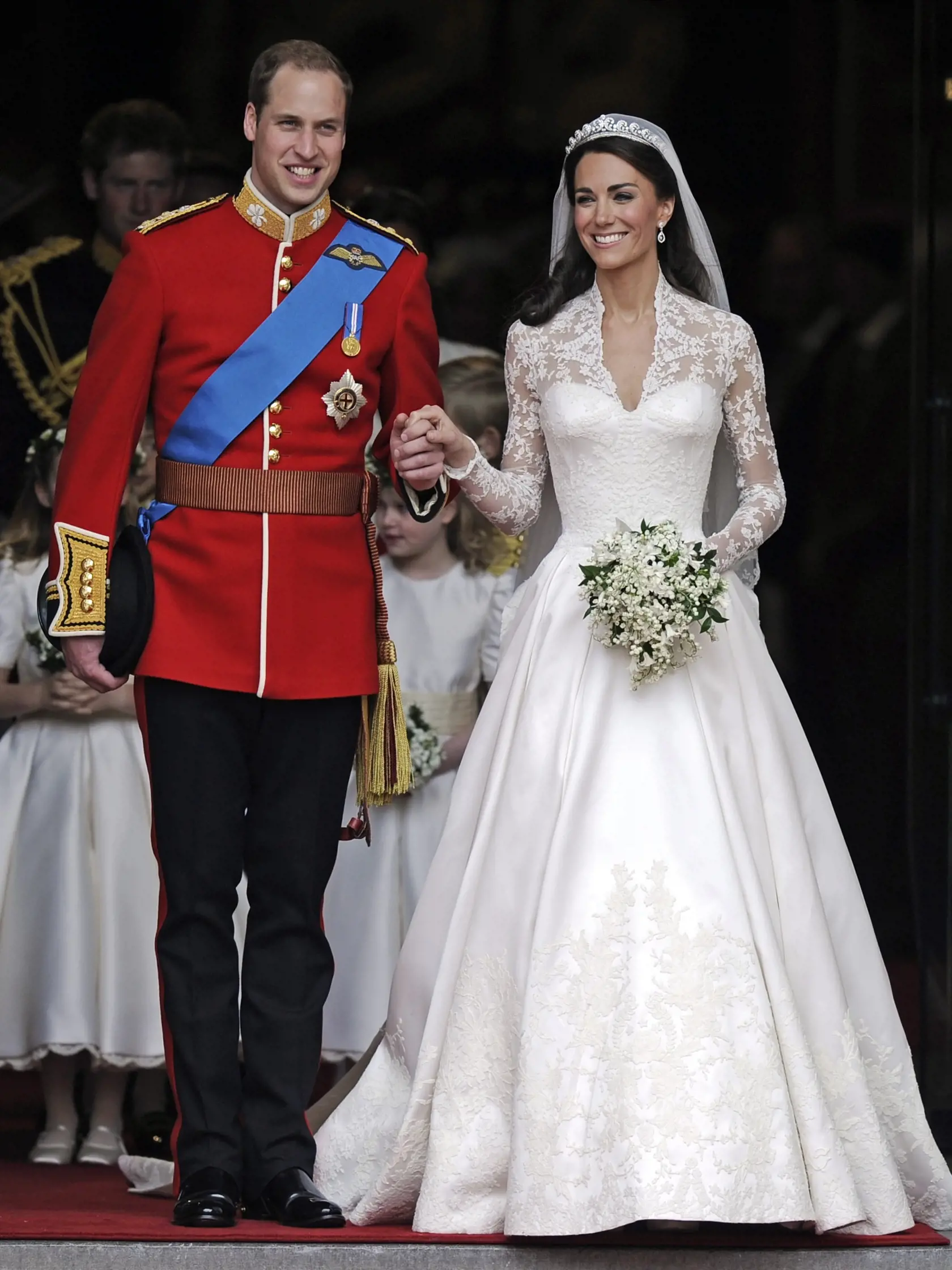 Na archívnej snímke z 29. apríla 2011 brirtský princ William a jeho manželka Kate, vojvodkyňa z Cambridgea vychádzajú z kostola po ich sobáši v Londýne.
