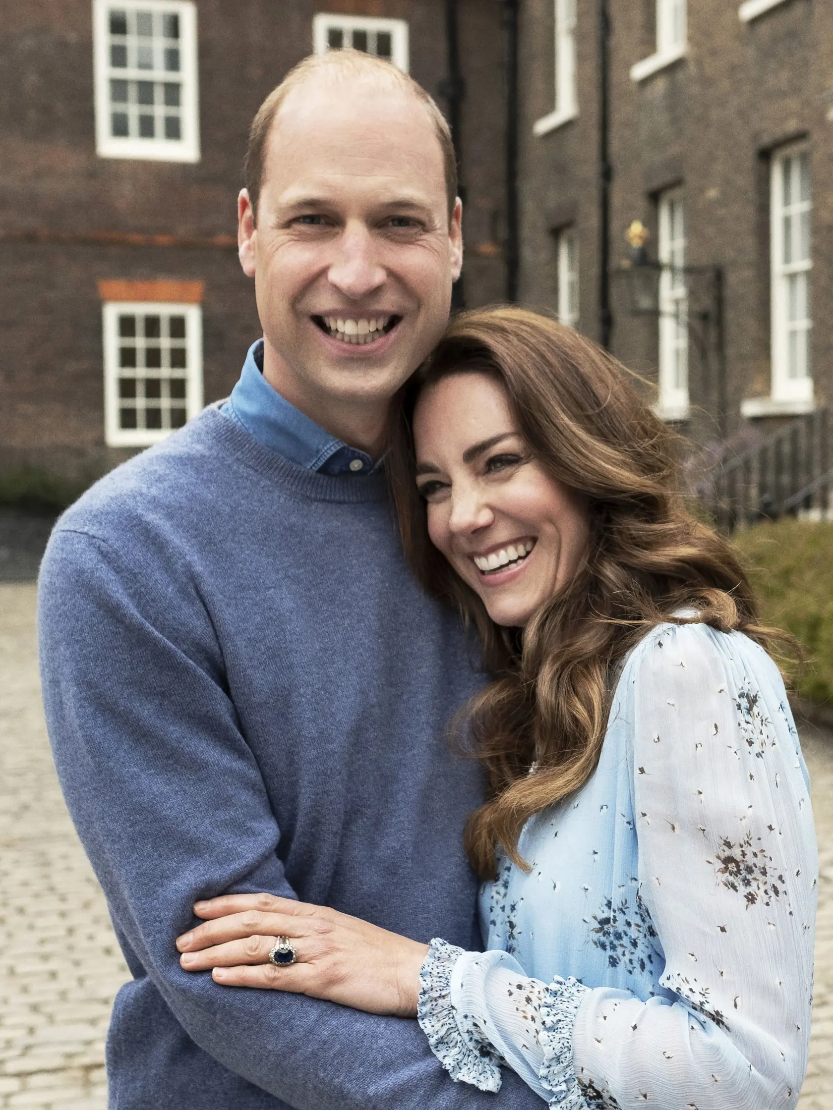 Na snímke zverejnenej 28. apríla 2021 britský princ William a jeho manželka Kate pózujú v priestoroch Kensingtonského paláca v Londýne. Vojvoda a vojvodkyňa z Cambridgea oslávia 29. apríla 2020 svoje 10. výročie svadby.