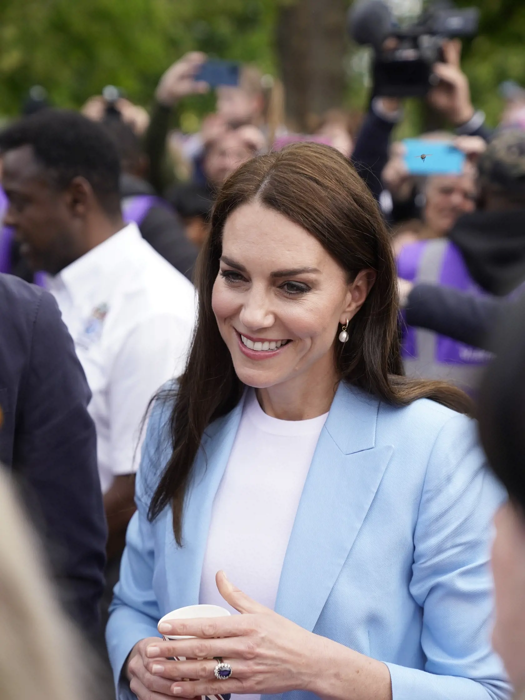 Kate, princezná z Walesu sa nečakane objavila v areáli parku pri Windsorskom hrade, kde pozdravila spolu s manželom ľudí zúčastňujúcich sa na podujatiach, ktoré sú súčasťou korunovačných oslavách vo Windsore v nedeľu 7. mája 2023.