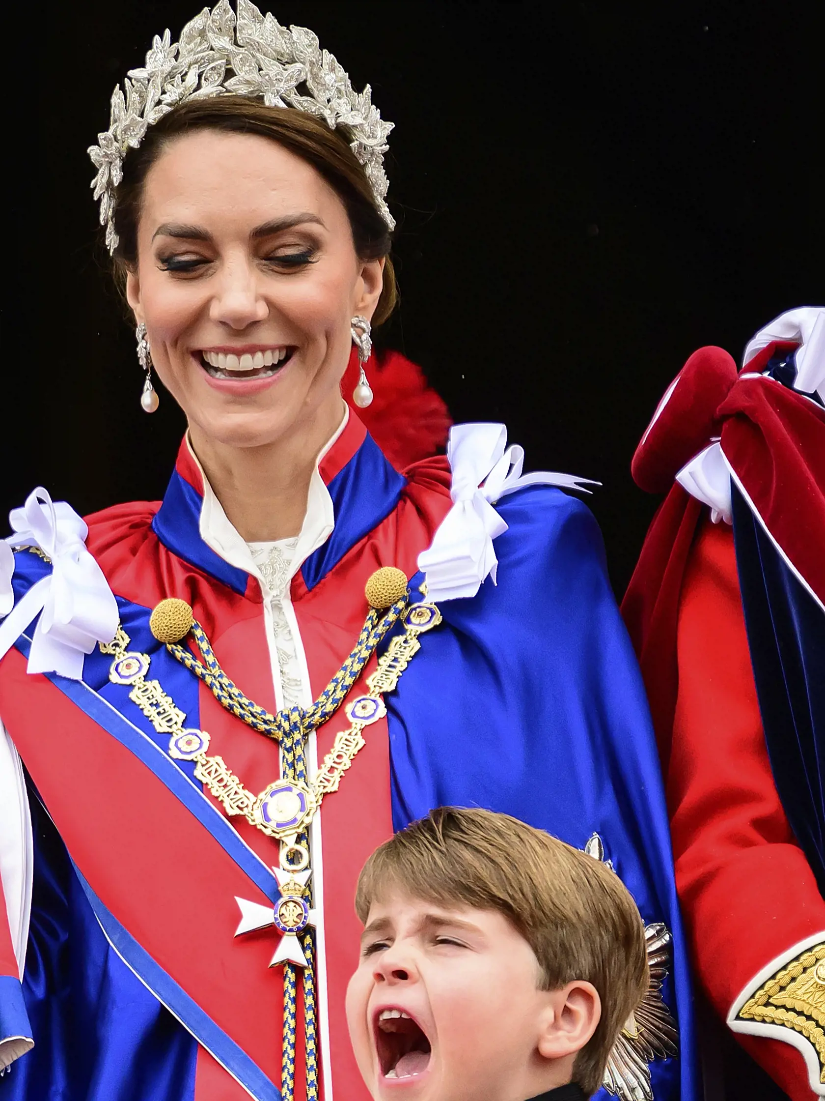 Kate, britská princezná z Walesu a jej syn, britský princ Louis sledujú z balkóna Buckinghamského paláca prelet britskej kráľovskej leteckej akrobatickej skupiny Red Arrows (RAF) na záver korunovačných ceremónií v Londýne v sobotu 6. mája 2023. Vo Westminsterkom opátstve v sobotu korunovali britského kráľa Karola III. a jeho manželku Kamilu.
