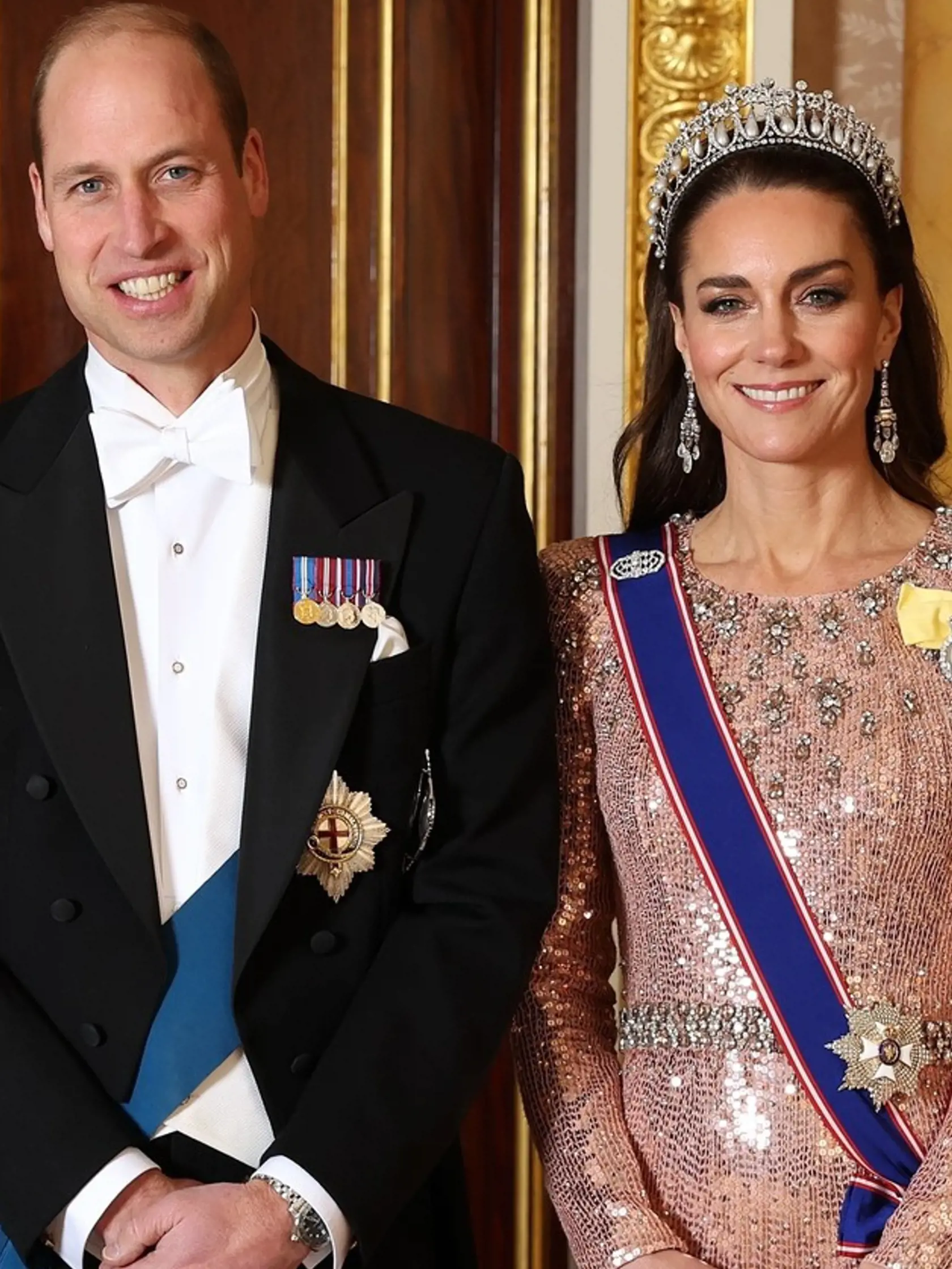 Manželia princ William a princezná Kate zverejnili rodinný portrét, ktorý bude zdobiť ich tohtoročný vianočný pozdrav.