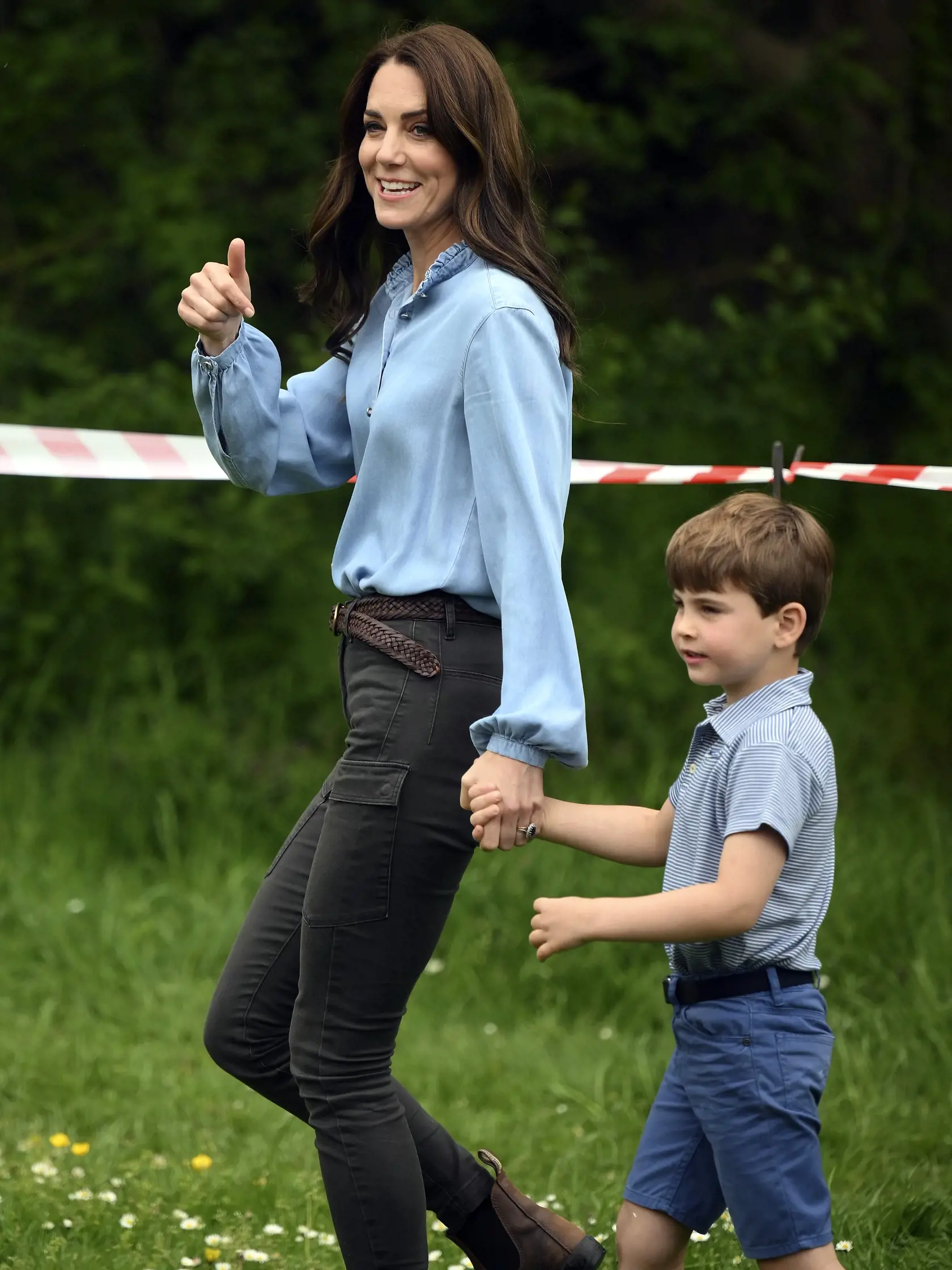 Kate, britská princezná z Walesu a princ Louis sa zúčastňujú dobrovoľníckych prác počas dňa "veľkej pomoci" v anglickom meste Slough 8. mája 2023.
