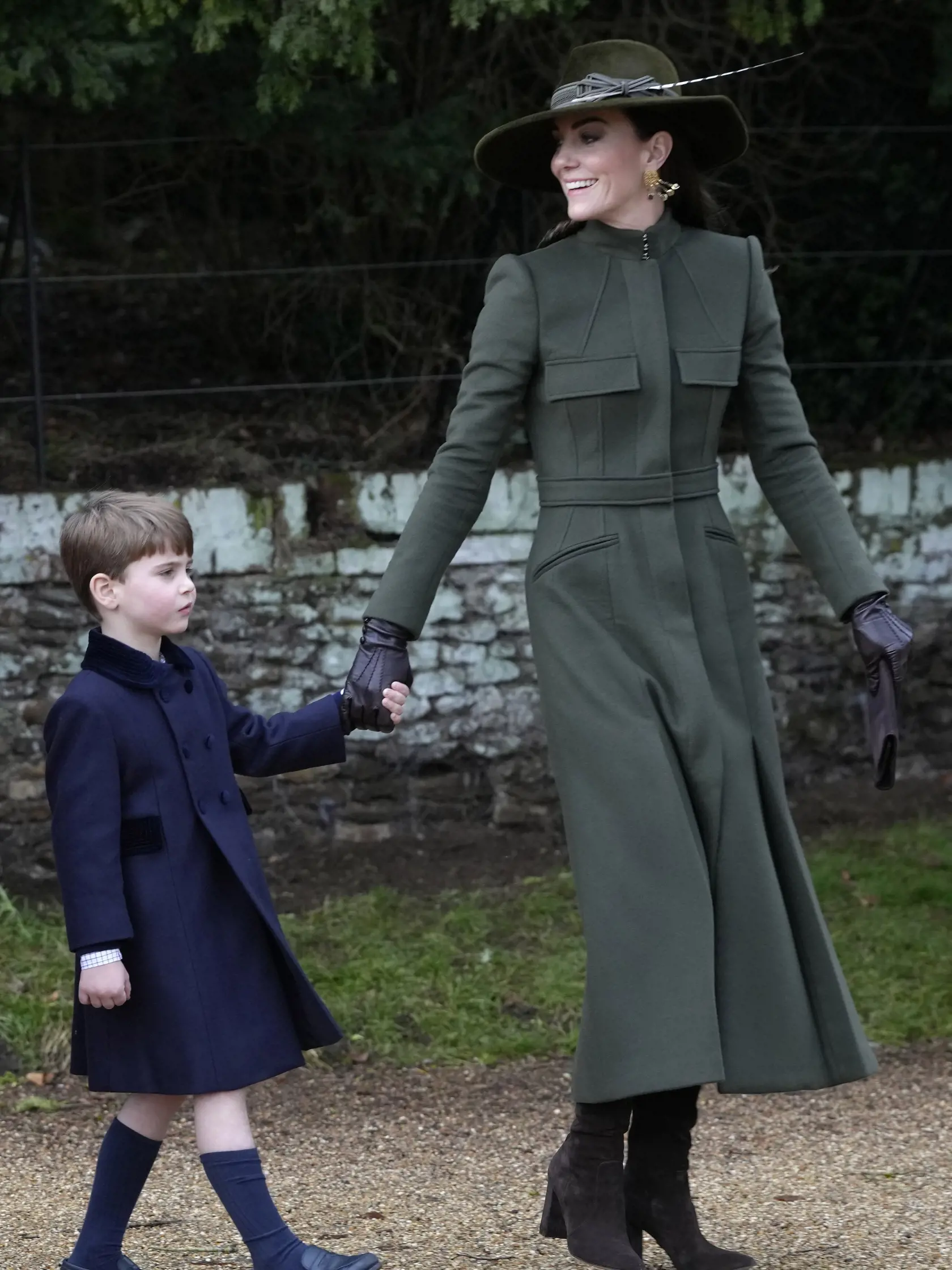 Kate, princezná z Walesu a jej syn Louis počas odchodu z tradičnej vianočnej bohoslužby v obci Sandringham v anglickom grófstve Norfolk 25. decembra 2022.