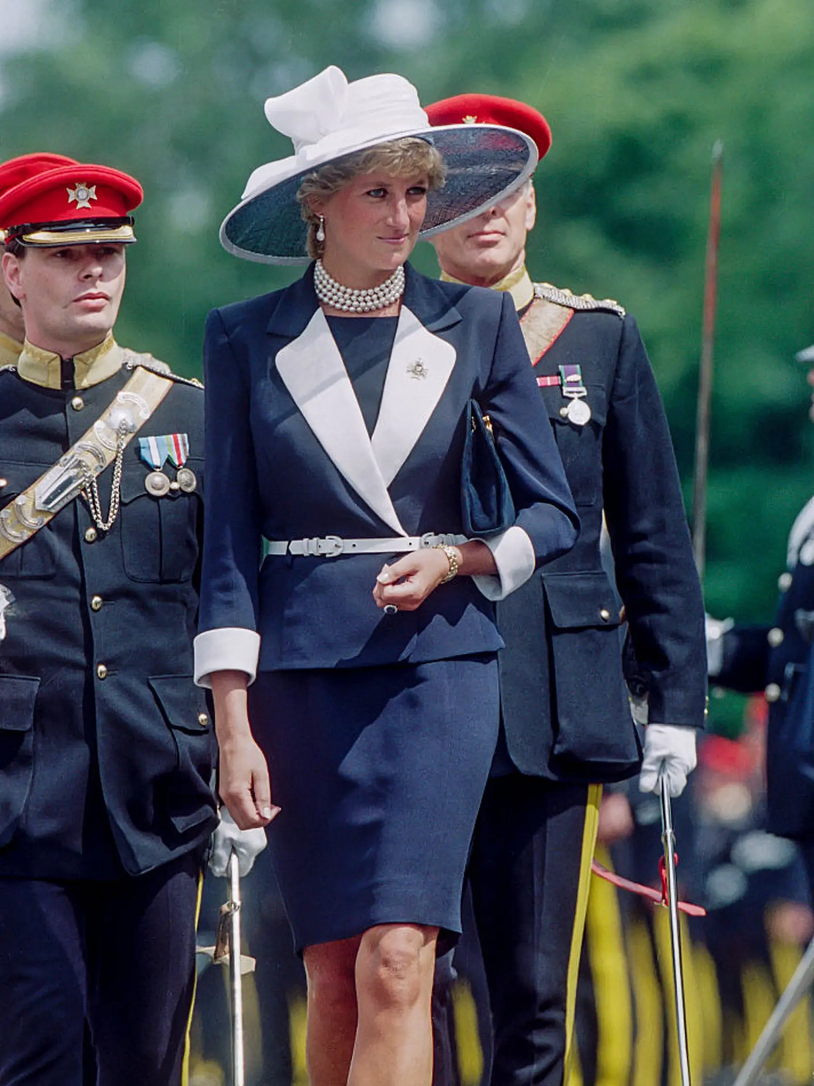 Princezná Diana v námorníckej modrej.