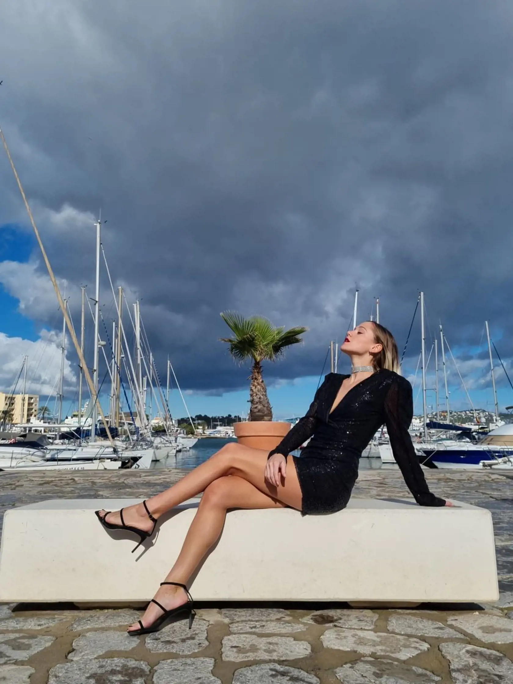 Emma sa okrem spievania živí aj modelingom.