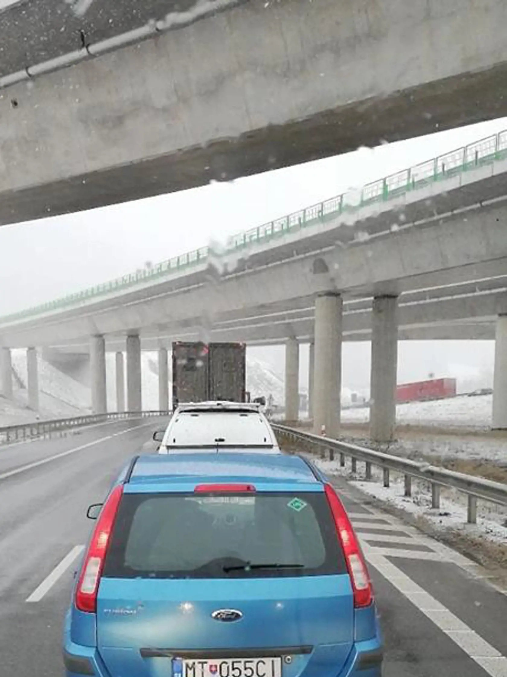 Kolóna neďaleko Strečna.