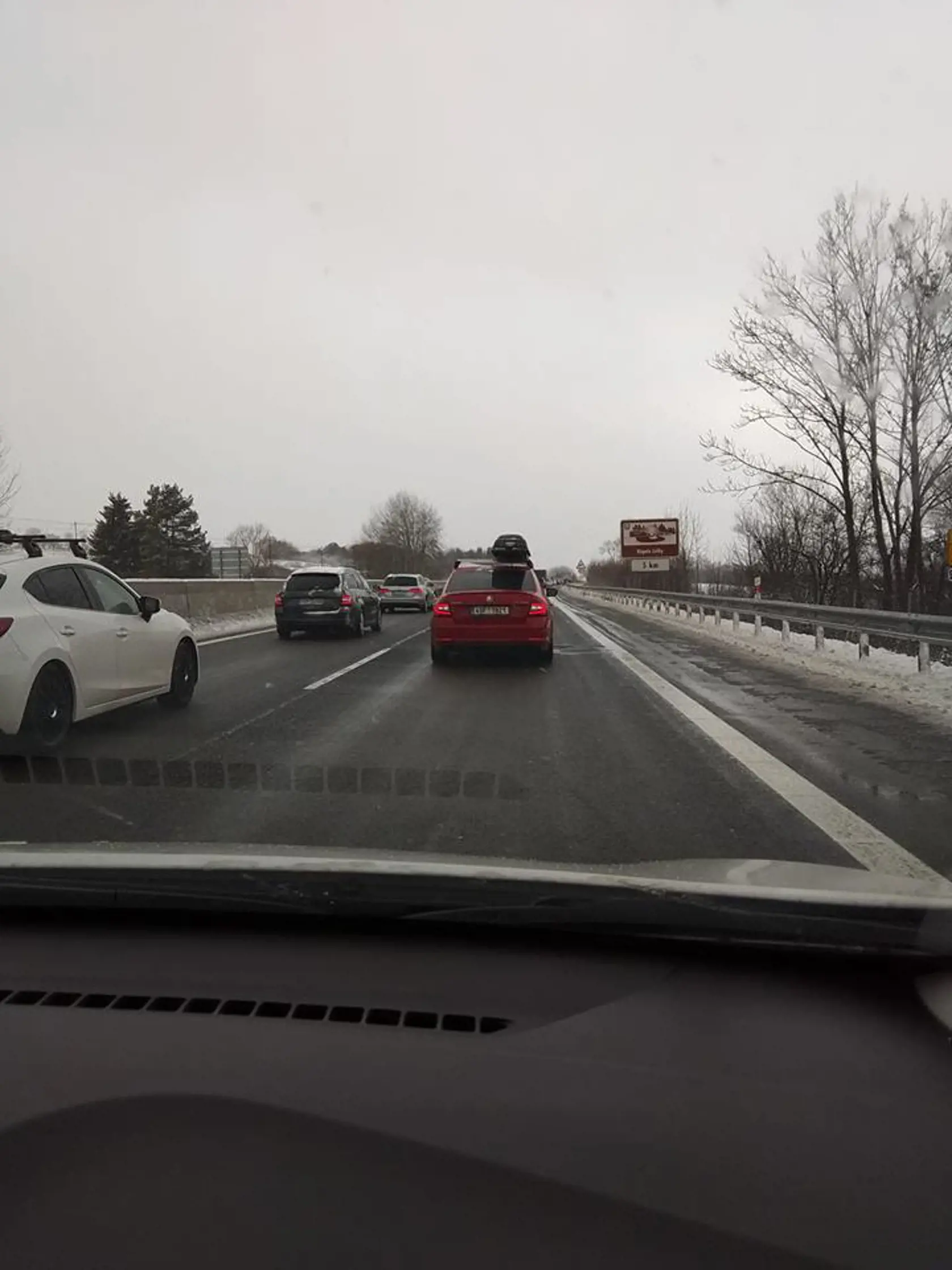 Kolóna na diaľnici D1 v smere na Ružomberok.