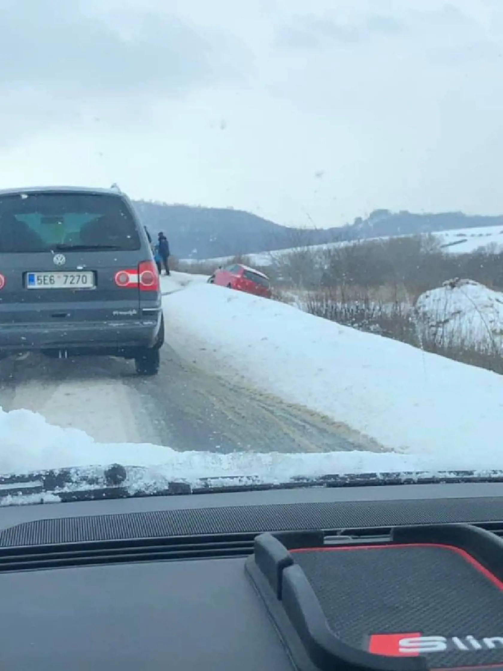 Auto skončilo mimo cesty