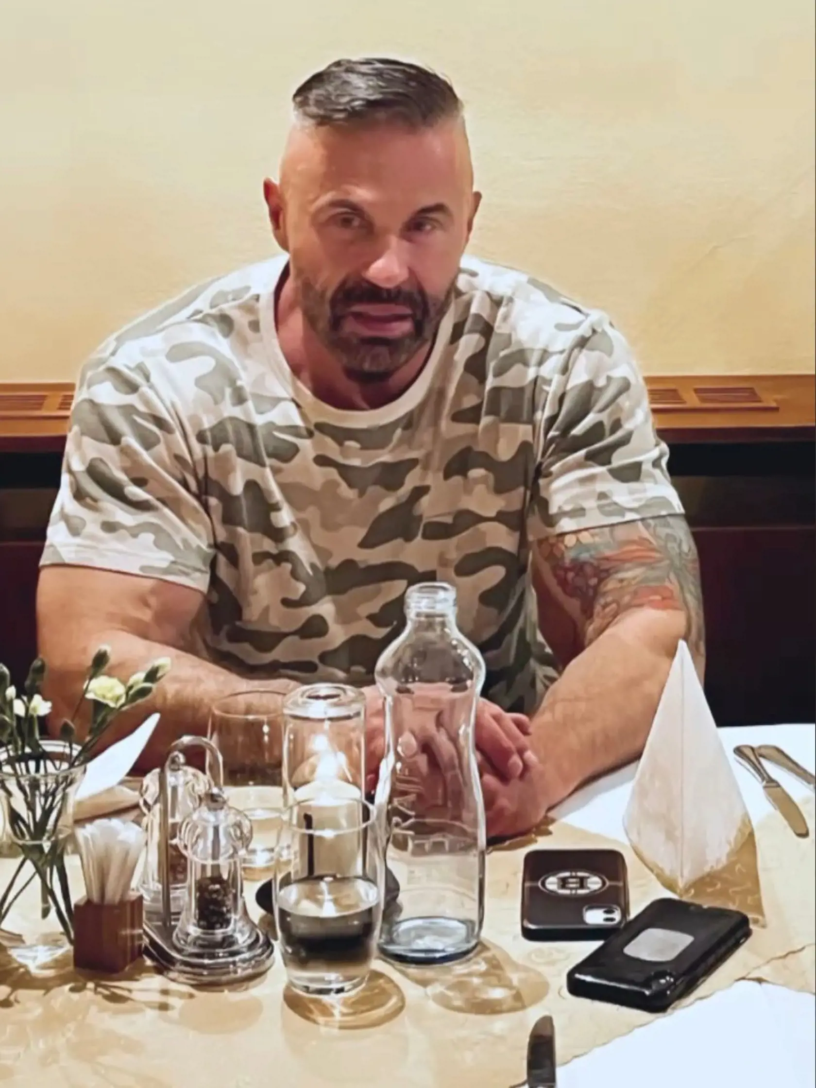 Milan Reichel je niekdajší boss popradského podsvetia. Namakaný sympaťák má v súčasnosti posilňovňu. V hoteli Gerlach na vlastné oči videl vraždu Gustáva Slivenského.