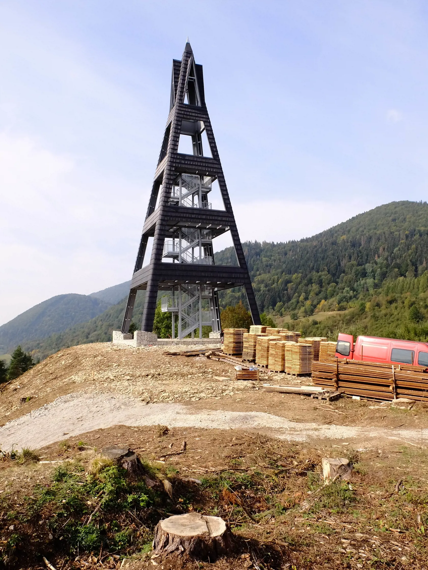 Terchovské srdce: Až 30-metrová rozhľadňa na vrchu Oblaz v Kysuckej vrchovine je vybudovaná na mieste, kde vo filme Jánošík stála šibenica, tú má svojim tvarom pripomínať aj samotný rozhľadňa. Autorom návrhu je známy umelec a ľudový architekt Alojz Mucha.