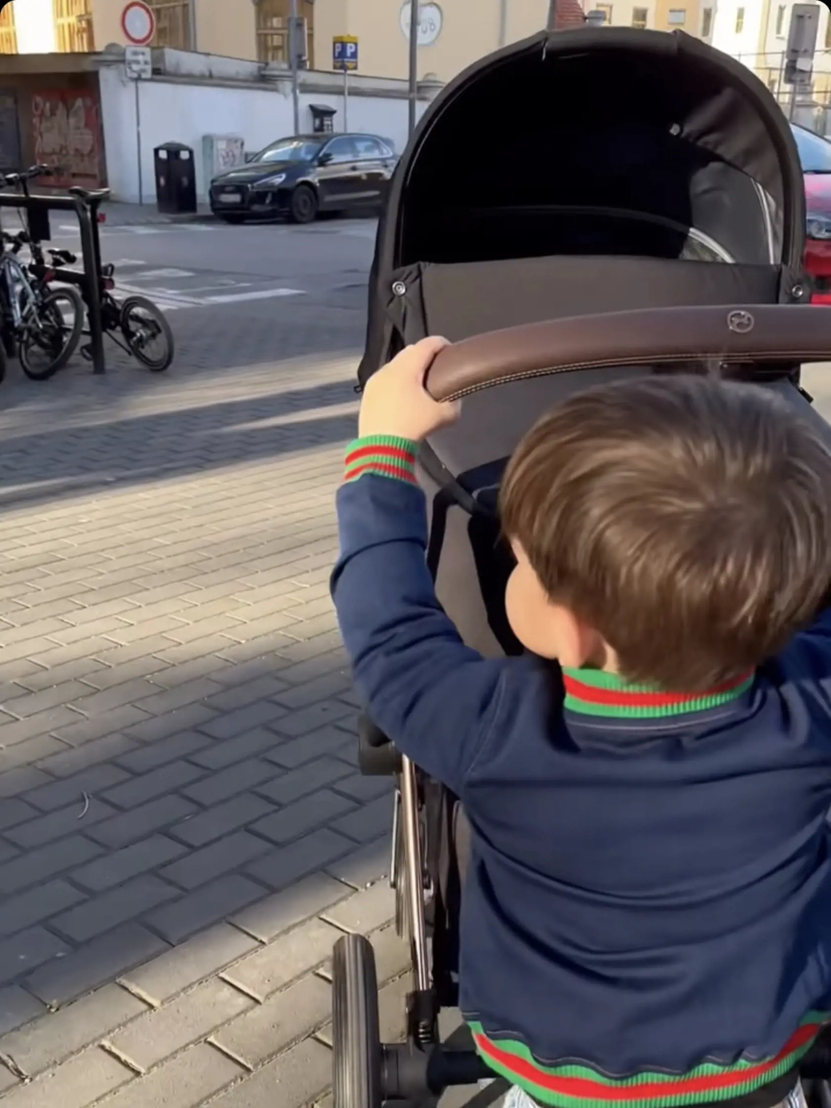 Prvé kočíkovanie zvládol Jakubko.