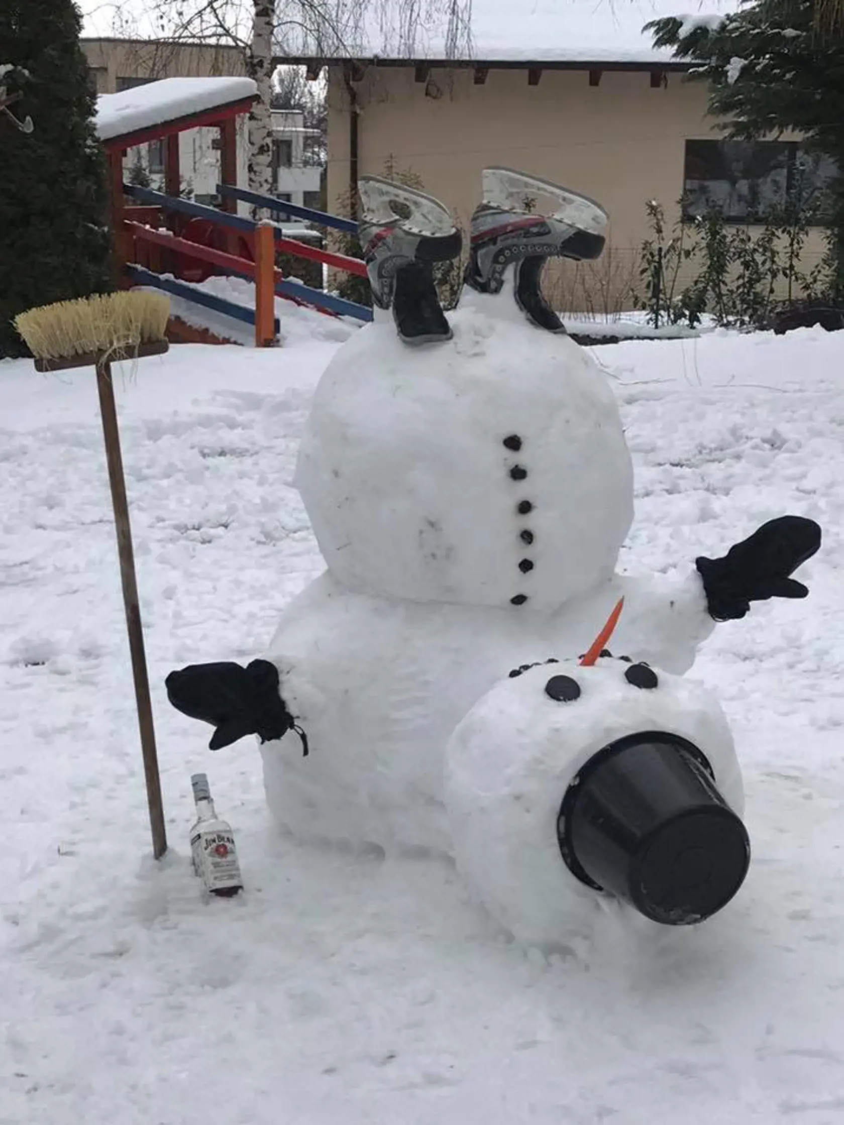 Stavitelia snehuliakov boli naozaj kreatívni. Tento tonezvládol.