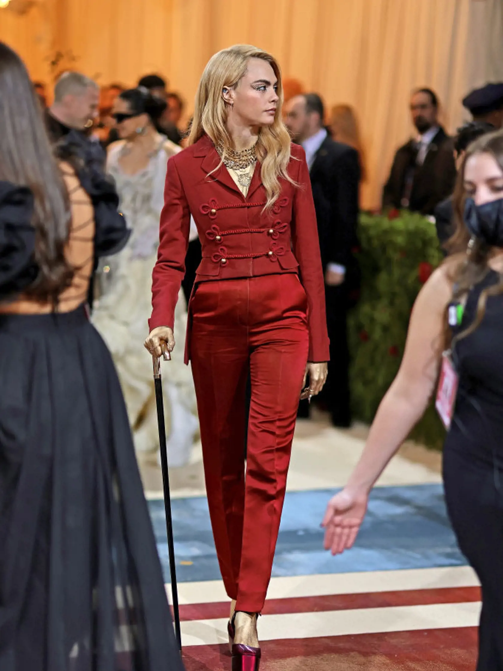 Modelka Cara Delevingne na Met Gala 2022.