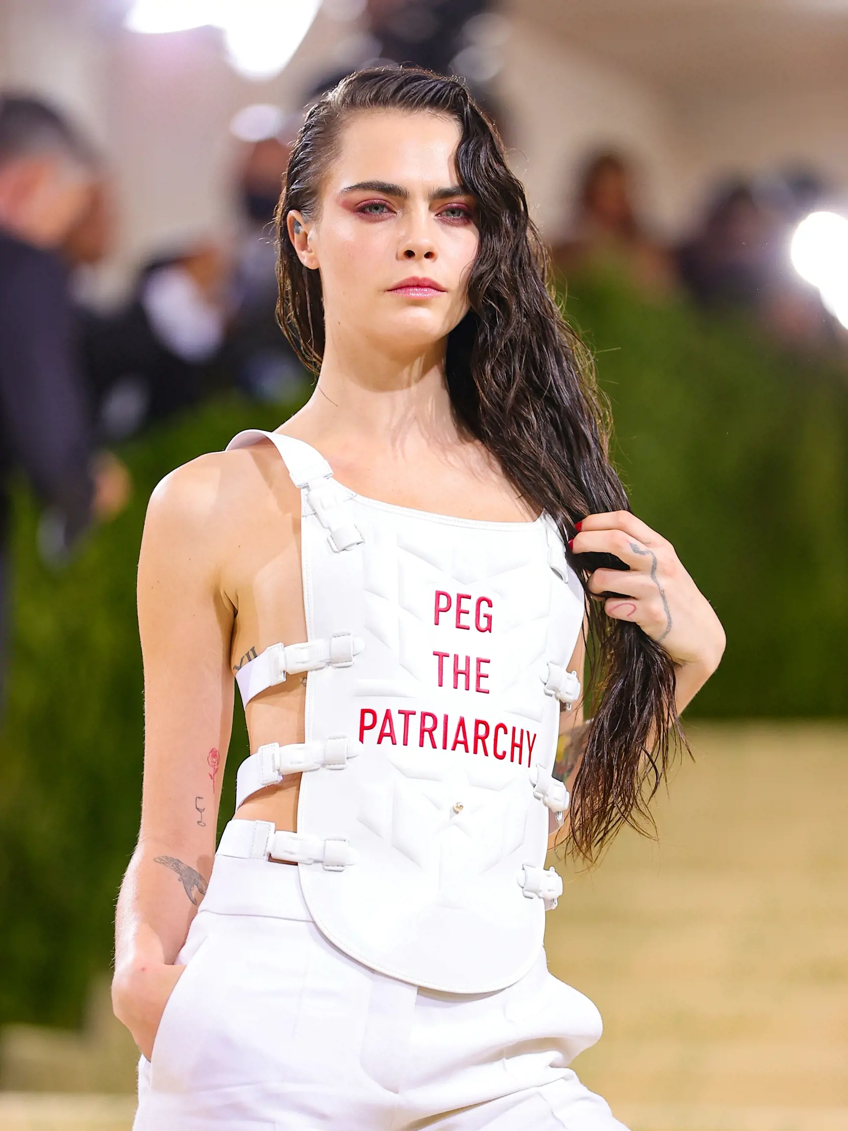 Modelka a herečka Cara Delevingne (29) si v roku 2021 kúpila dom v Los Angeles pripomínajúci jej vlastnú „krajinu zázrakov“. Nechýba v ňom miestnosť ako stvorená pre erotické hrátky, koncertná miestnosť, pokrová miestnosť či izba s ničím iným než malými loptičkami. Ani tieto extravagancie však nemajú na tunel v tvare vagíny, ktorého jeden koniec sa nachádza za tajnými dverami v stene a druhý ústi do kruhového otvoru zamaskovaného ako práčka.