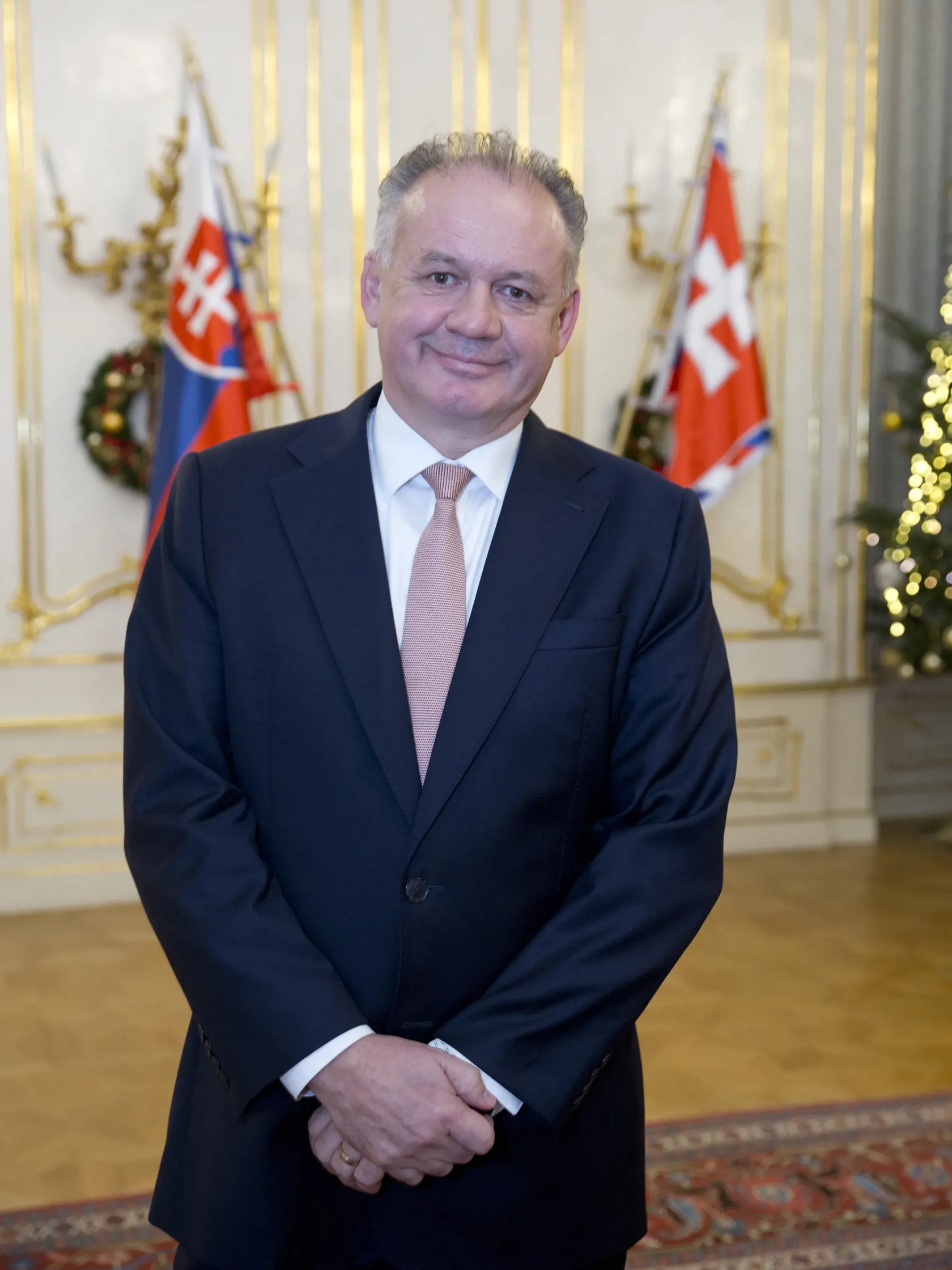 Prezident Andrej Kiska dnes naposledy vo svojej funkcii udelí štátne vyznamenania. 